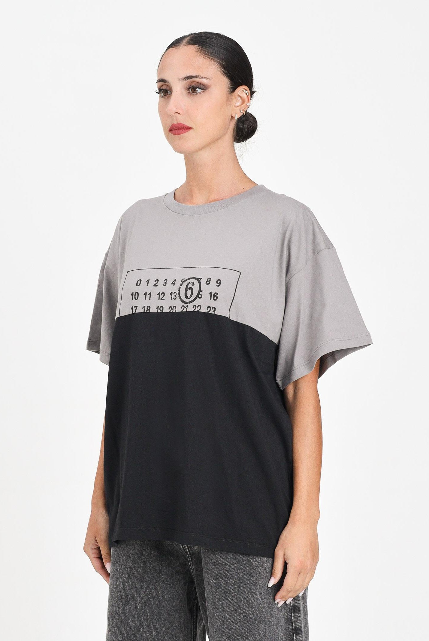 MAISON MARGIELA T-shirt a manica corta nera e grigia per donna, ragazzi e bambini caratterizzata da una costruzione re-cut M60876MM04I M6C37 MAISON MARGIELA