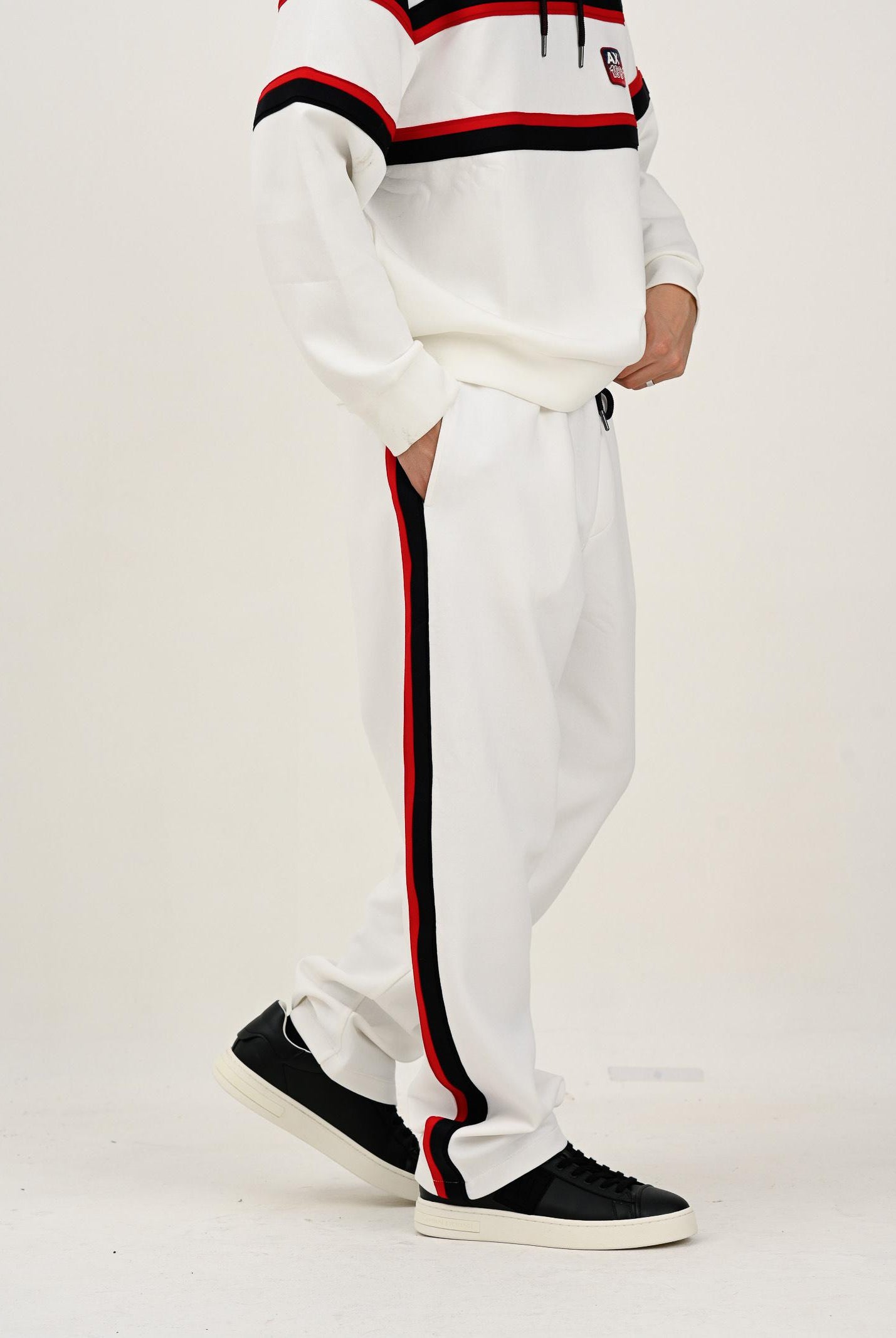ARMANI EXCHANGE Pantalone sportivo bianco da uomo con bande laterali a contrasto rosse e blu XM001400AF13047 U0009 ARMANI EXCHANGE