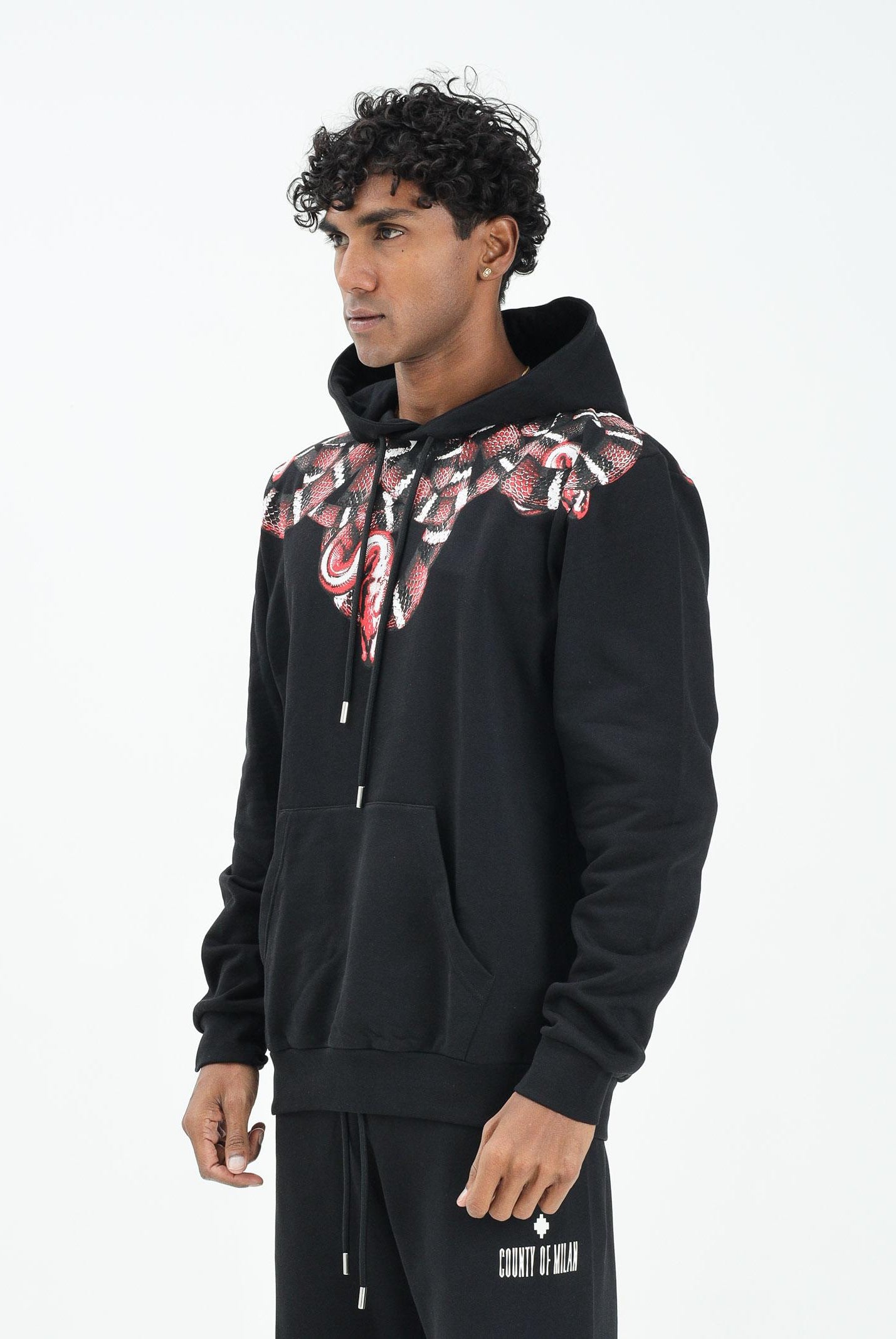 MARCELO BURLON COUNTY OF MILAN Felpa con cappuccio nera da uomo caratterizzata da stampa serpente F5CAMAHS034 110 MARCELO BURLON COUNTY OF MILAN