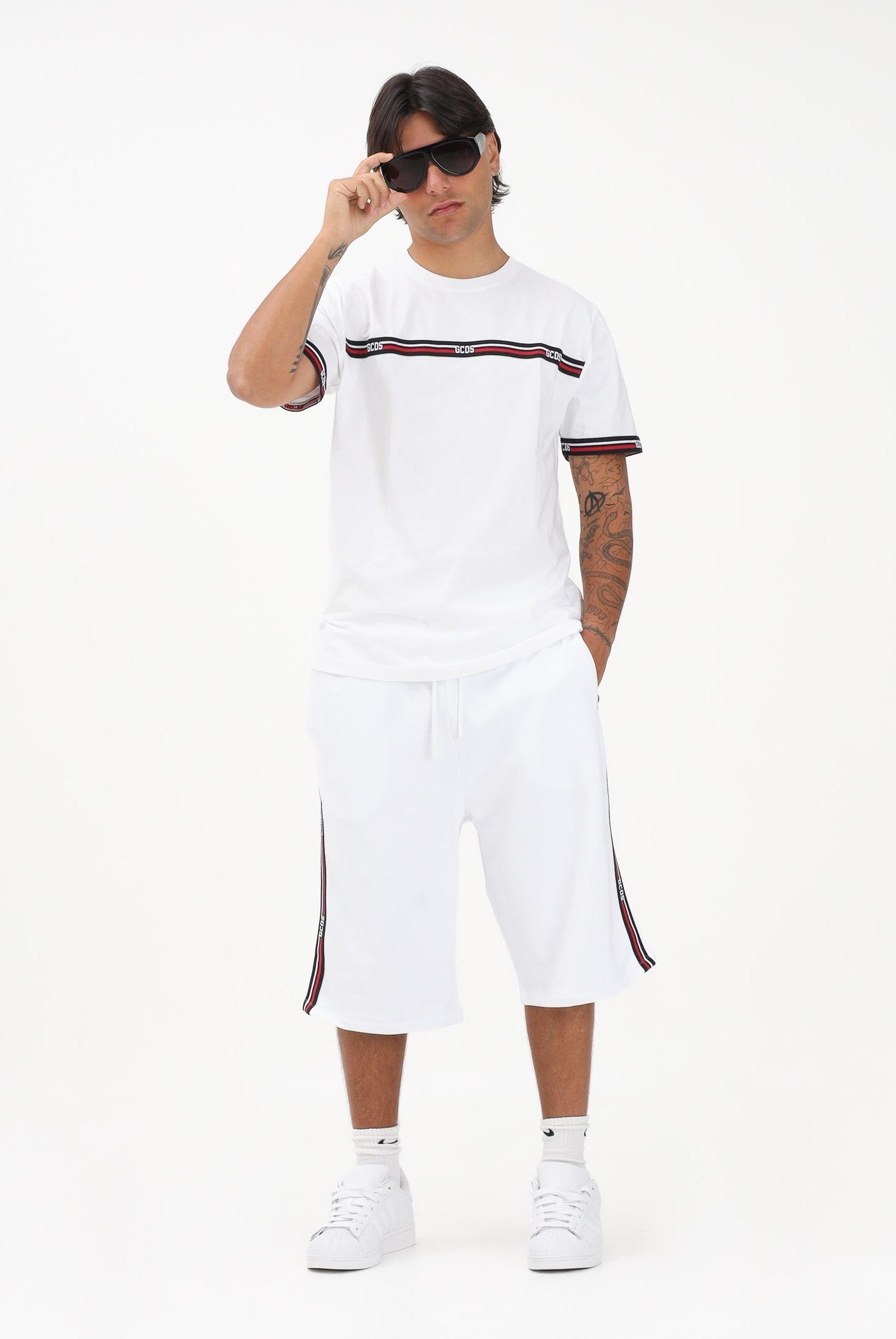 GCDS Shorts sportivo bianco per uomo e donna con bande laterali C1MEQL214F004 100B GCDS