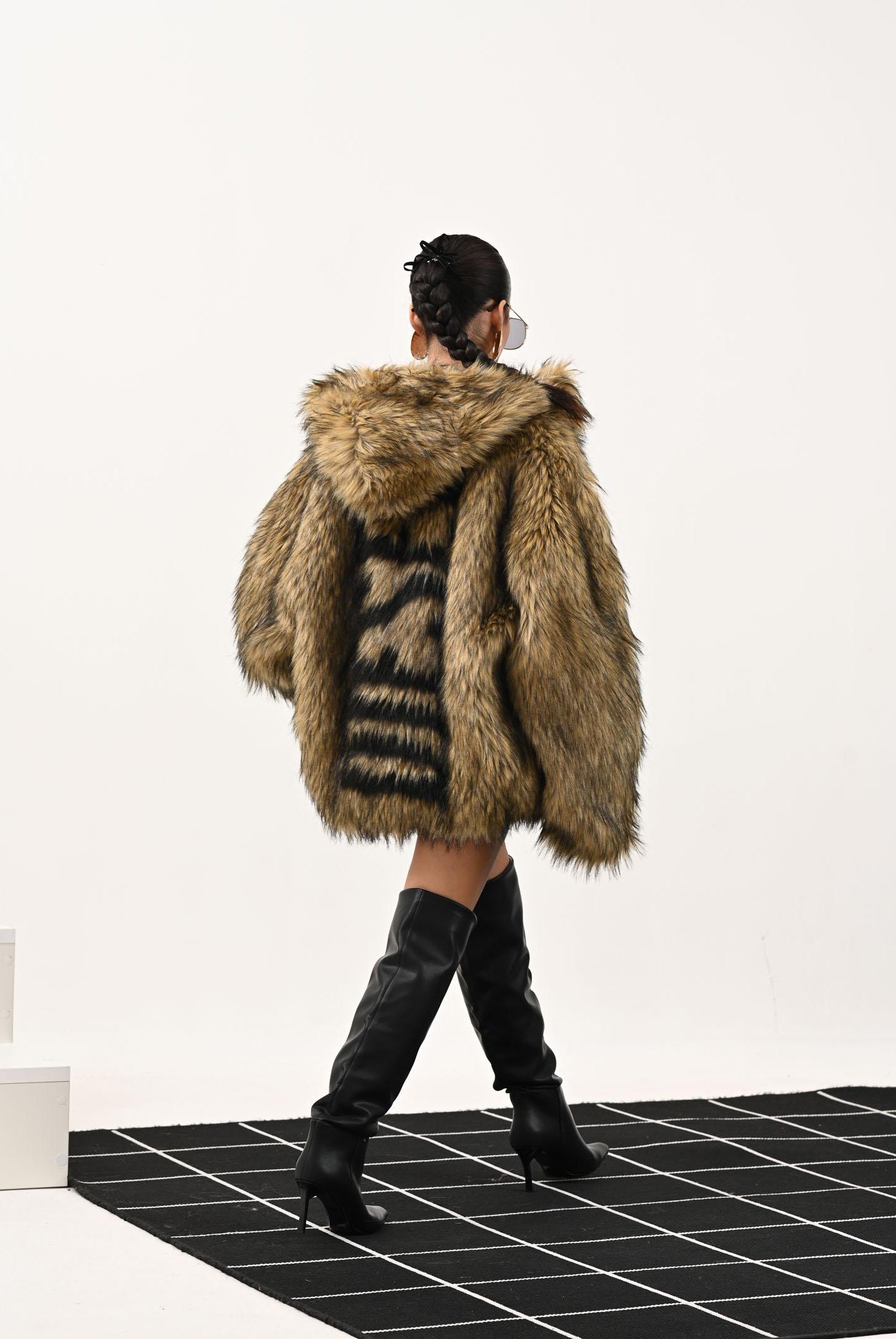 DIESEL Pelliccia sintetica beige per donna e ragazze dove il maxi logo Diesel J02406KXBQ9 K709 DIESEL