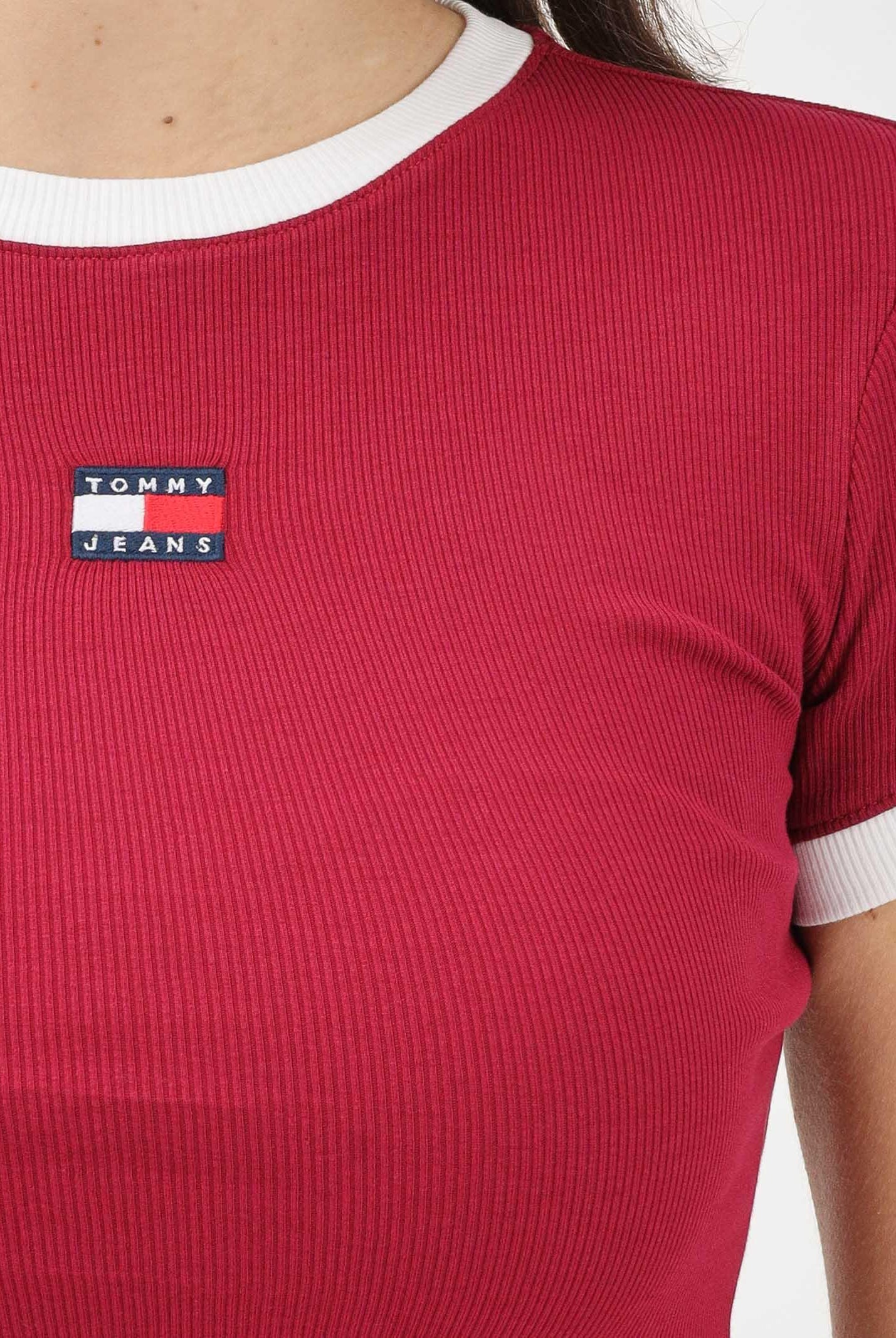 TOMMY JEANS T-shirt a manica corta bordeaux da donna con logo e finiture a contrasto DW0DW22575 VLC TOMMY JEANS