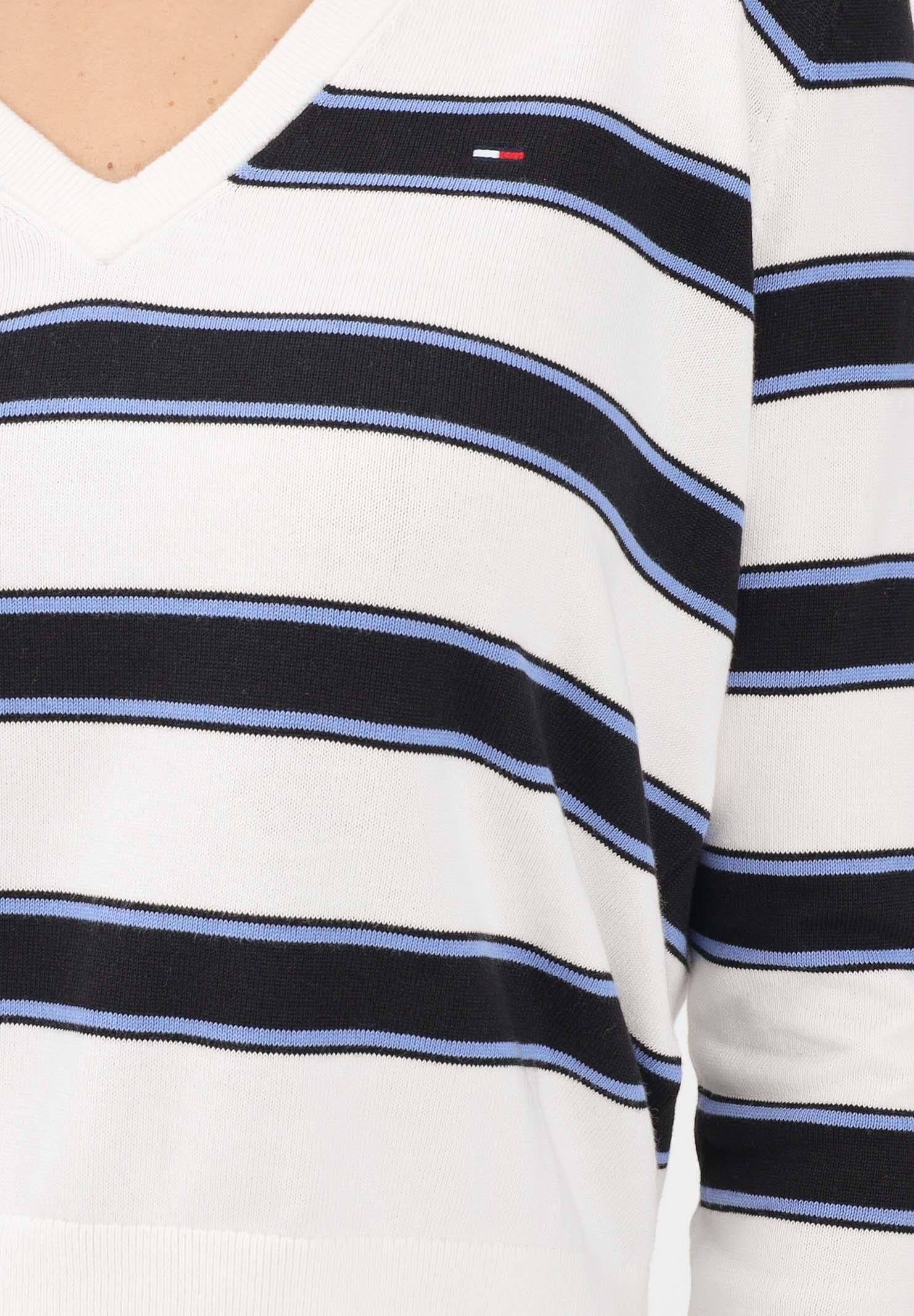 TOMMY JEANS Maglioncino bianco e blu da donna con motivo a righe DW0DW19888 0AP TOMMY JEANS