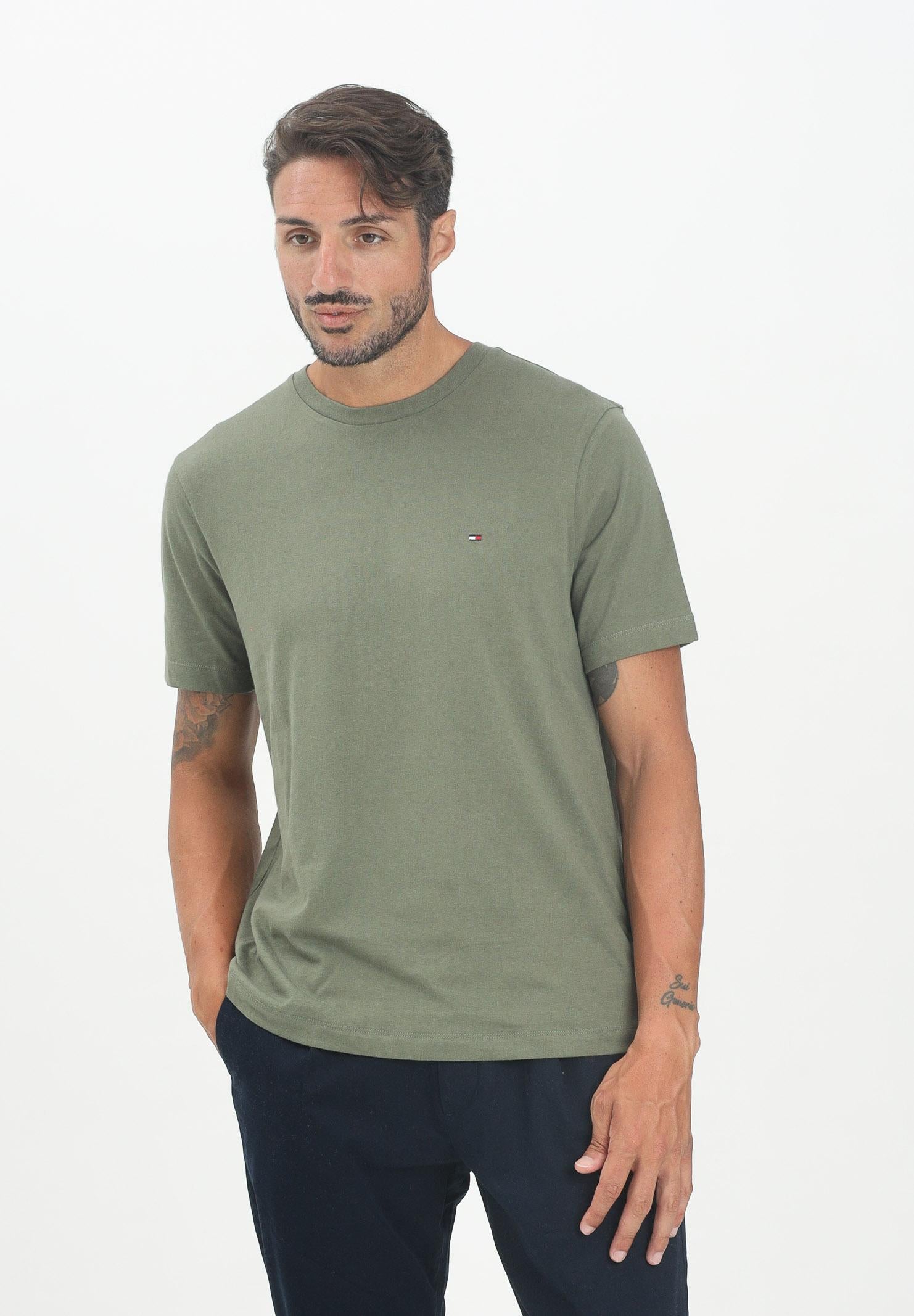 TOMMY HILFIGER T-shirt a manica corta verde da uomo con logo MW0MW39995PLI . TOMMY HILFIGER