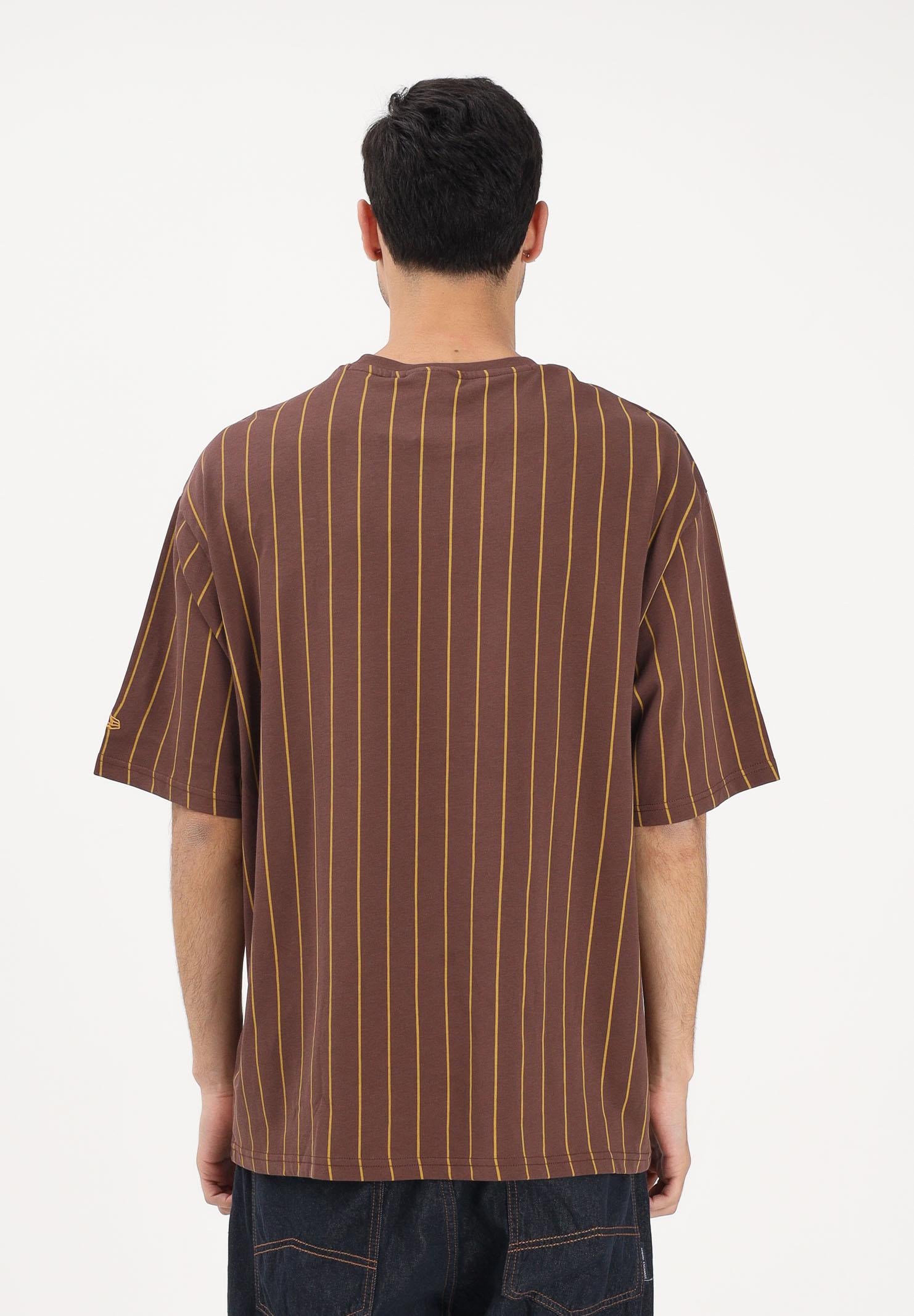 NEW ERA T-shirt a manica corta Oversized New Era Pinstripe marrone per uomo e donna 60771549 . NEW ERA