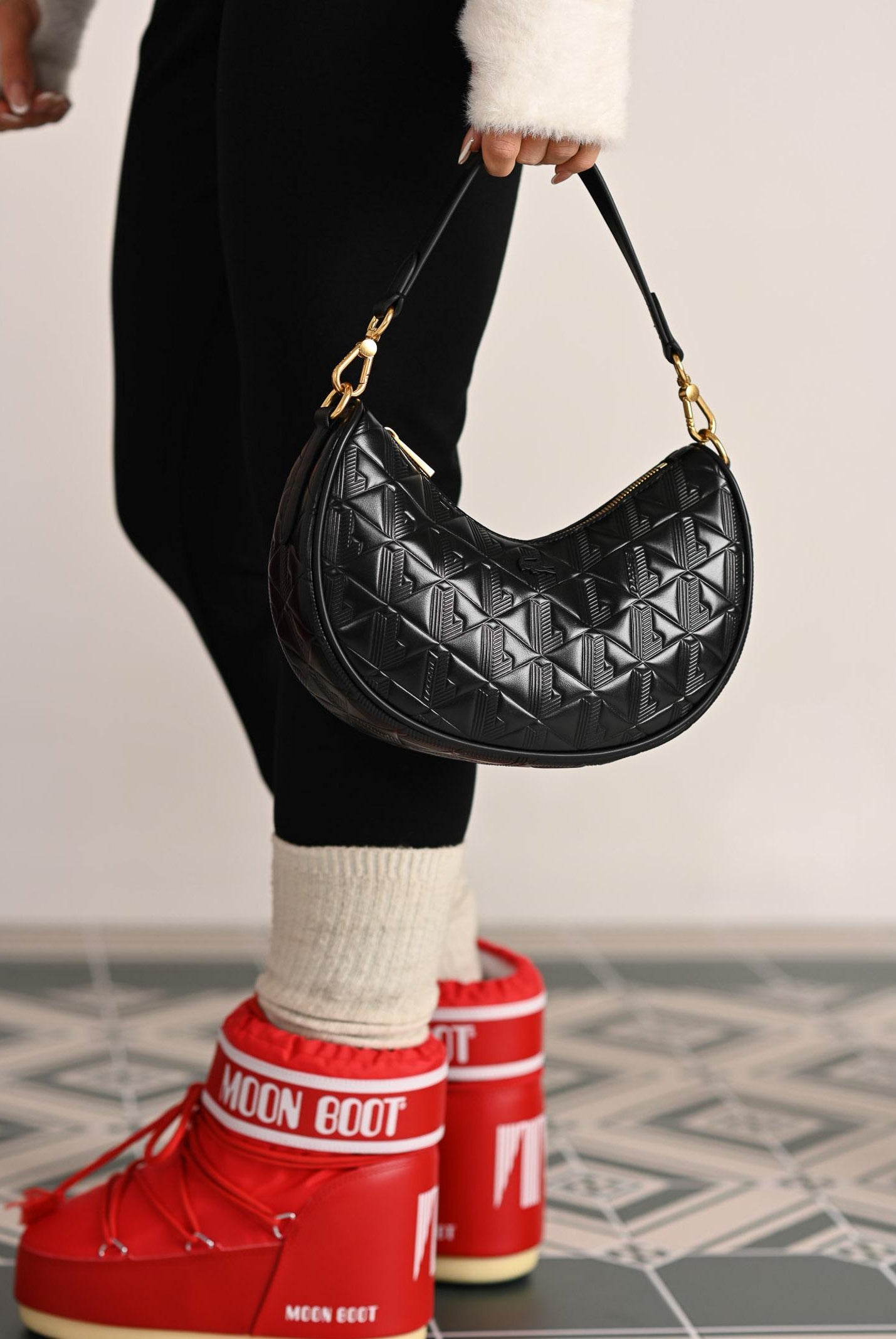 LACOSTE Borsa a spalla nera da donna in pelle goffrata Maheki NF4710 000 LACOSTE