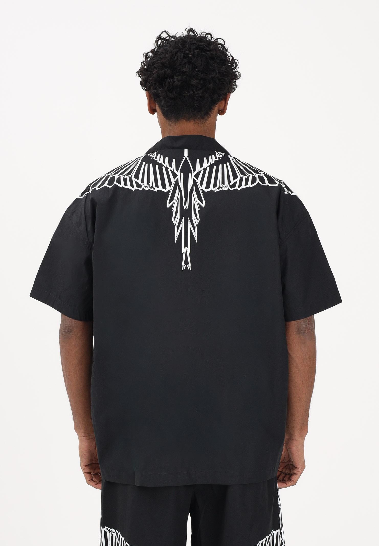 MARCELO BURLON COUNTY OF MILAN Camicia a manica corta nera da uomo con stampa grafica S6CMMASI009 110 MARCELO BURLON COUNTY OF MILAN