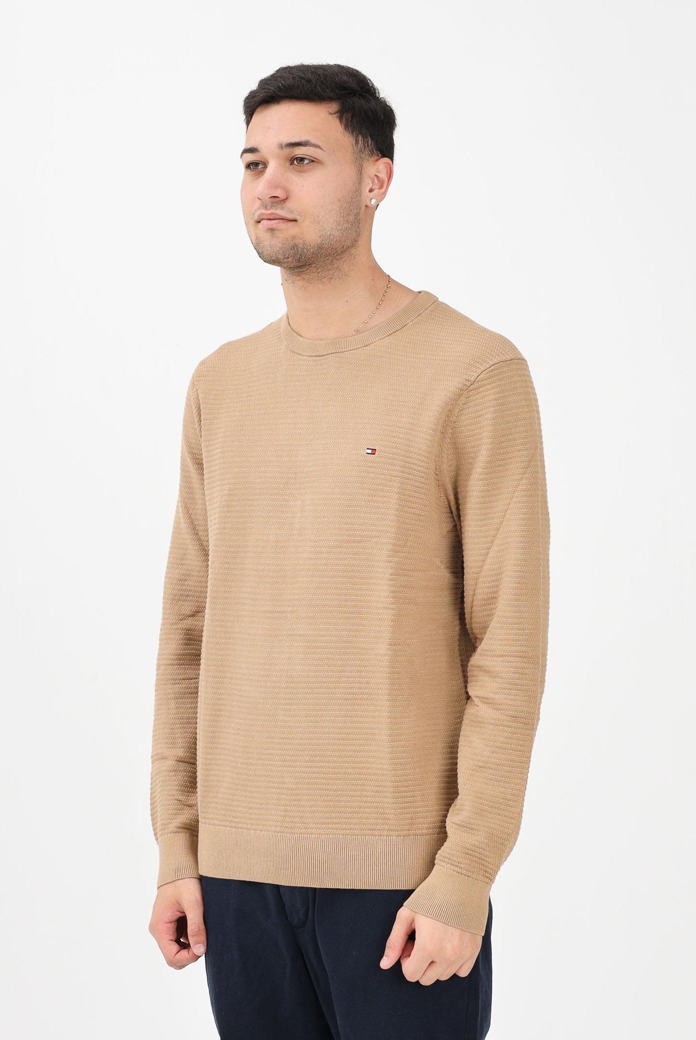 TOMMY HILFIGER Maglioncino girocollo beige da uomo caratterizzato da lavorazione a maglia tramata MW0MW41643 RBC TOMMY HILFIGER