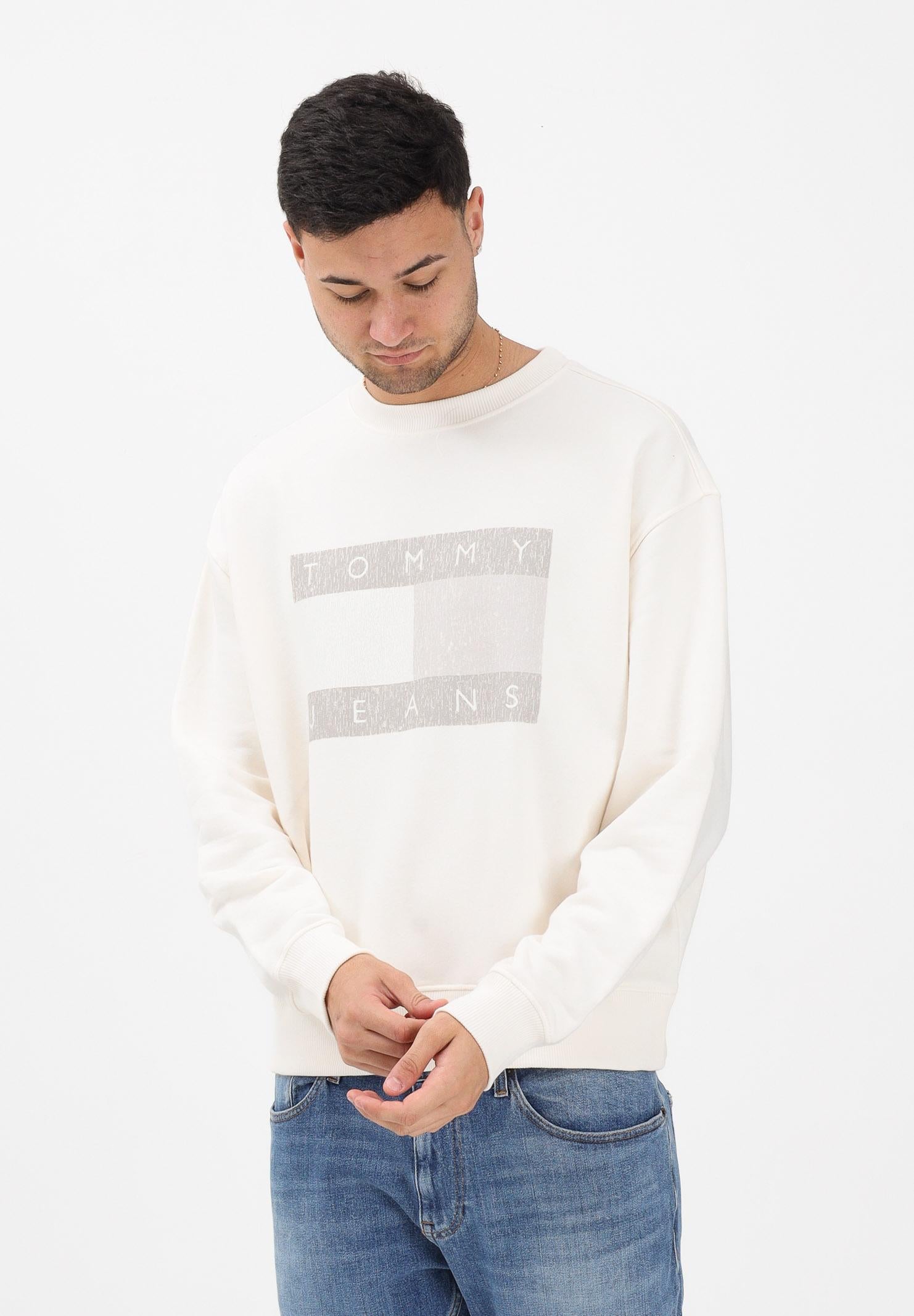TOMMY JEANS Felpa girocollo panna da uomo stile '90s con distintivo DM0DM22384 YBH TOMMY JEANS