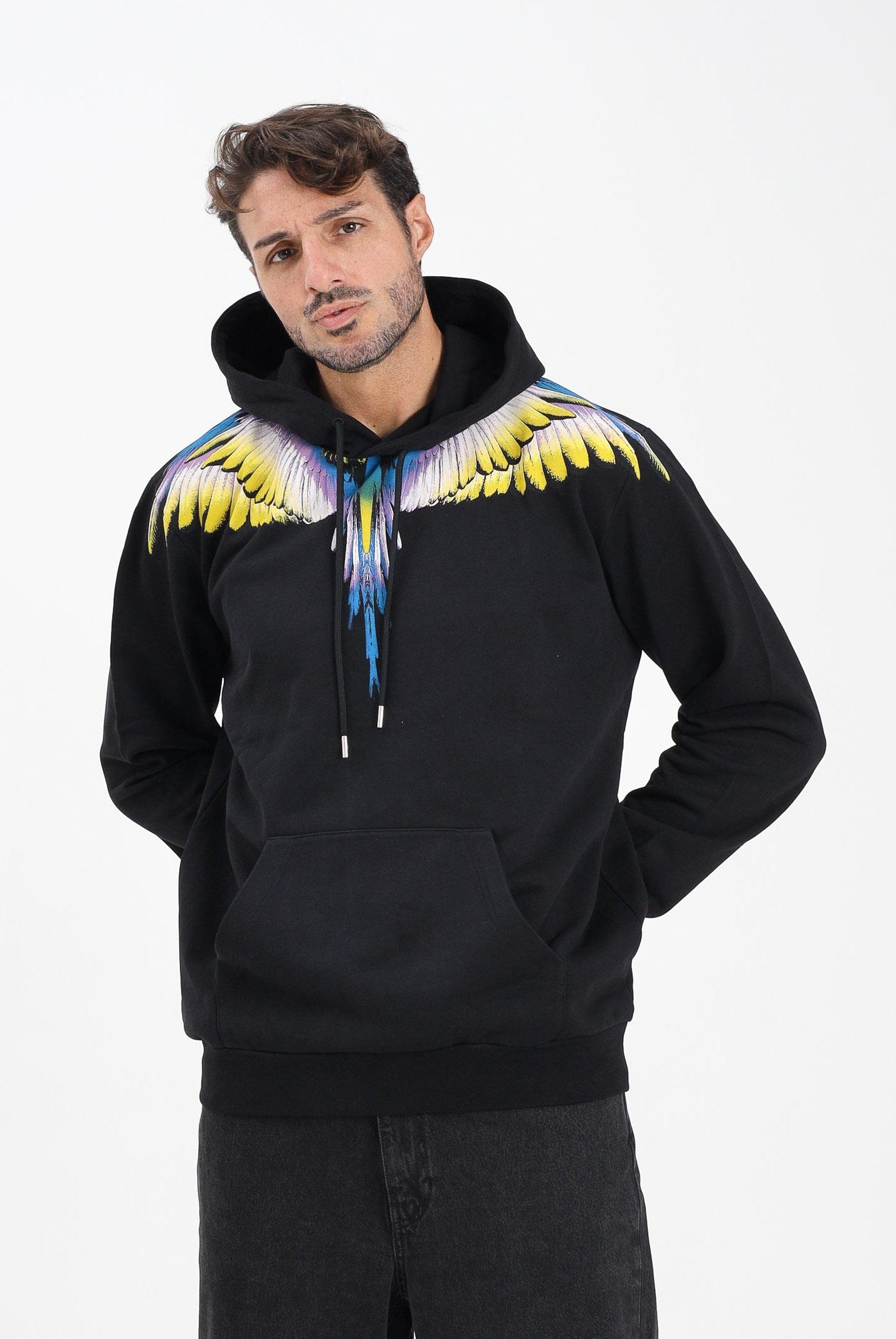 MARCELO BURLON COUNTY OF MILAN Felpa con cappuccio nera da uomo caratterizzata da stampa ali F5CAMAHS030 110 MARCELO BURLON COUNTY OF MILAN