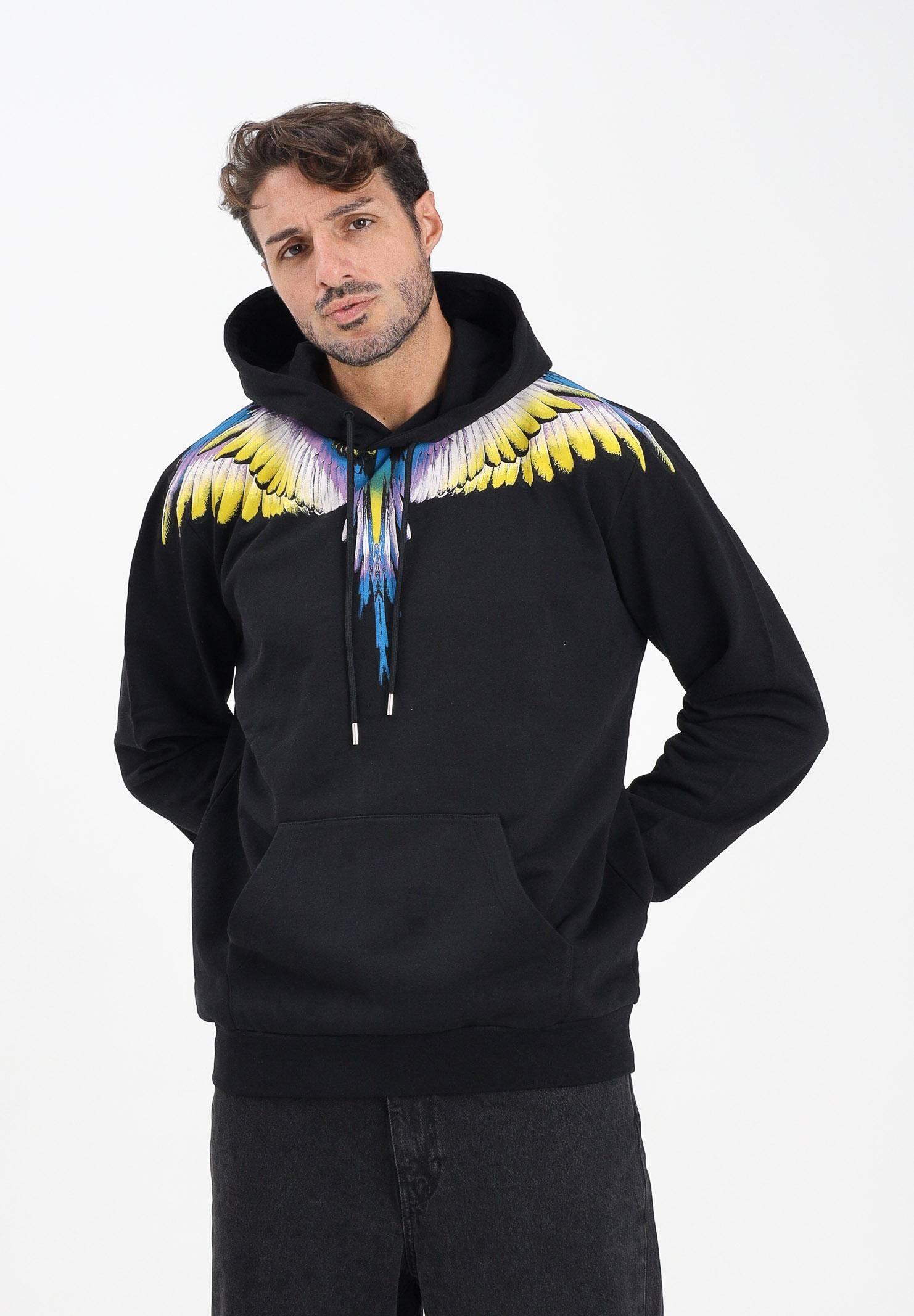 MARCELO BURLON COUNTY OF MILAN Felpa con cappuccio nera da uomo caratterizzata da stampa ali F5CAMAHS030 110 MARCELO BURLON COUNTY OF MILAN