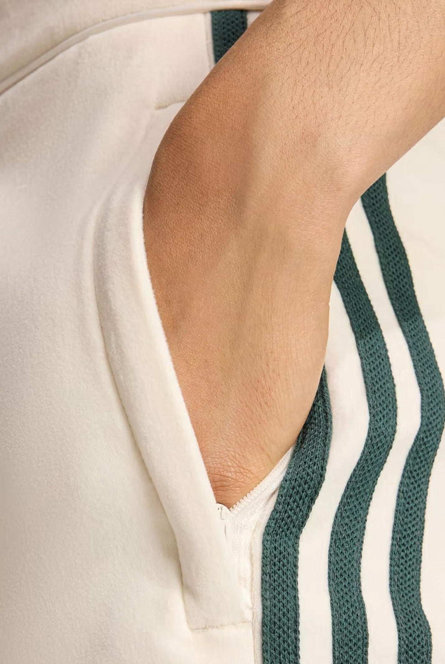 ADIDAS ORIGINALS Pantalone sportivo in velluto panna e verde da donna KF2303 . ADIDAS ORIGINALS