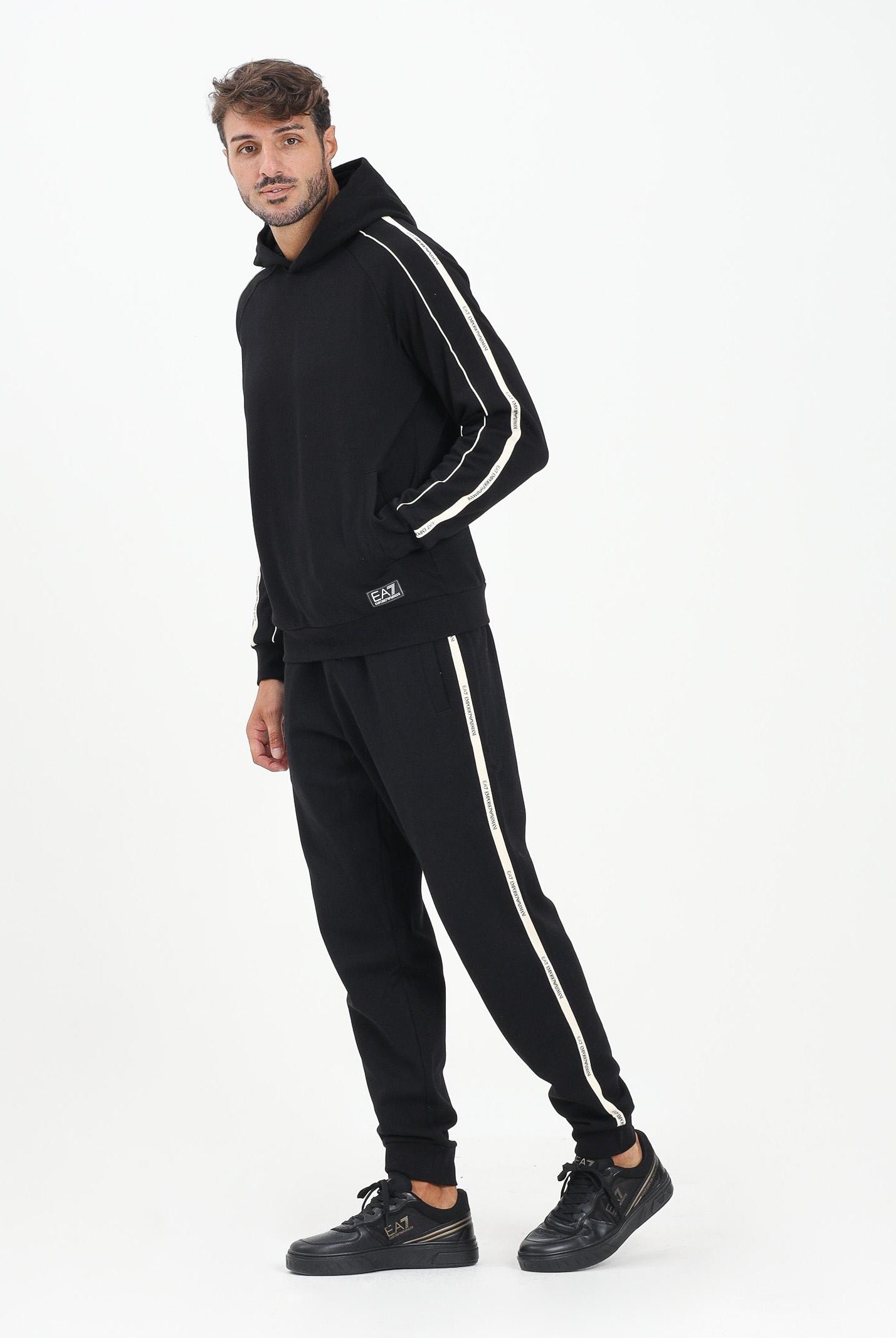 EA7 Pantalone sportivo nero da uomo con bande laterali logate 7M000974AF10377 UC001 EA7