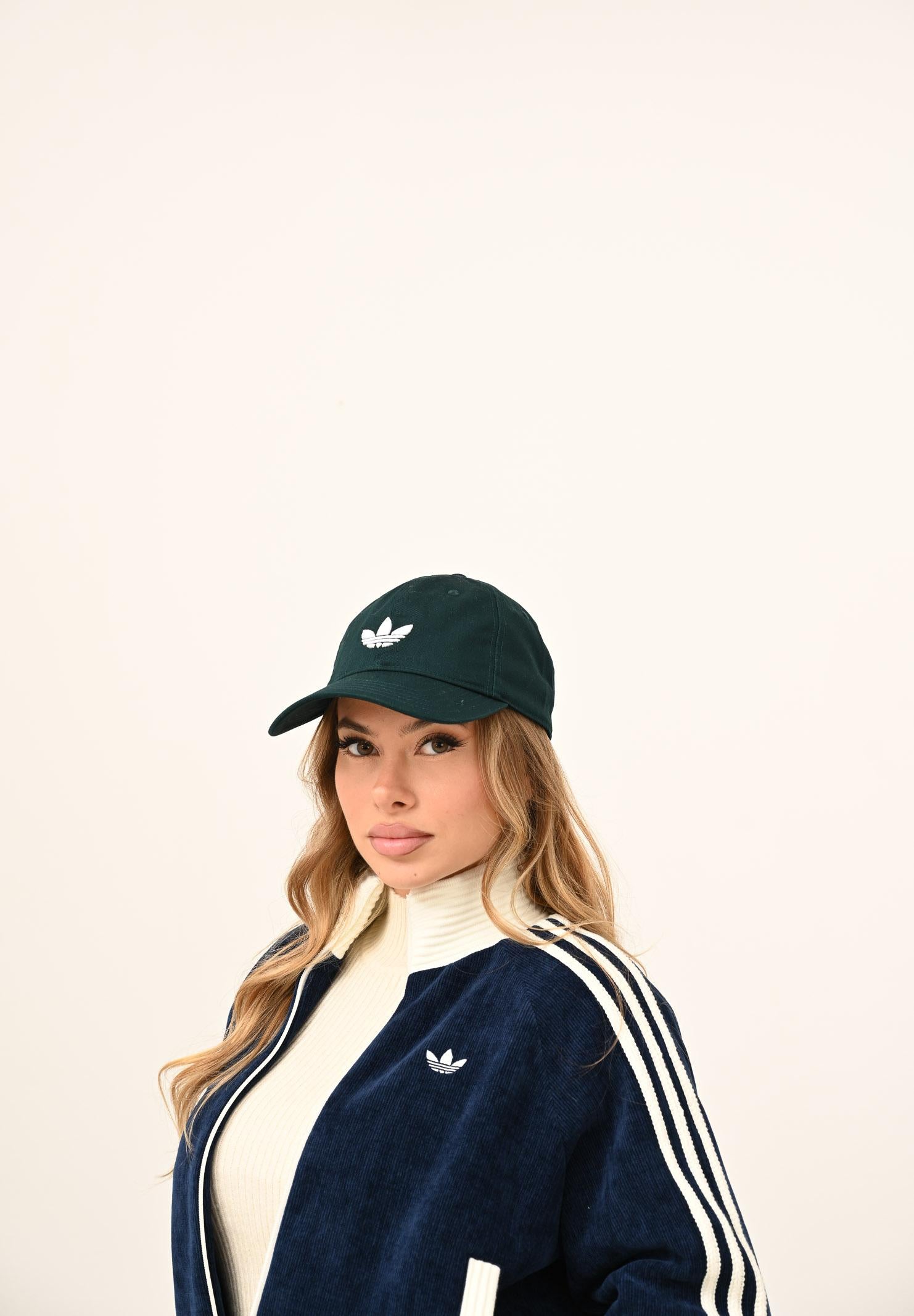 ADIDAS ORIGINALS Cappello con visiera Adicolor Classic Trefoil Baseball verde scuro per uomo e donna JZ4929 . ADIDAS ORIGINALS