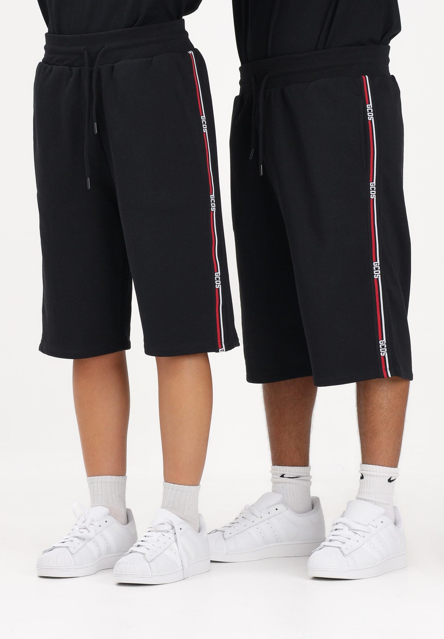 GCDS Shorts sportivo nero per uomo e donna con bande laterali C1MEQL214F004 999B GCDS