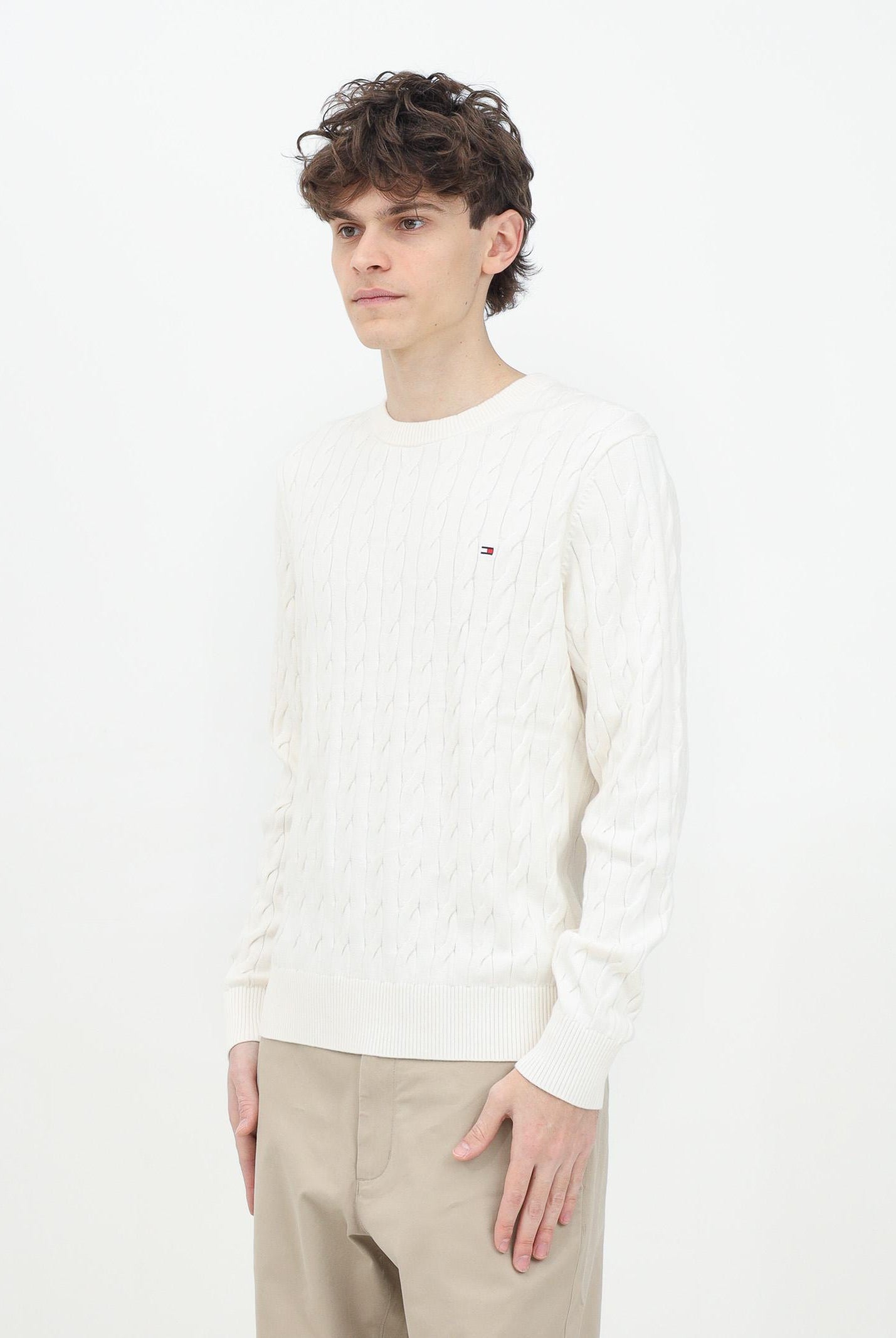 Maglioncino girocollo panna da uomo con ricamo bandierina MW0MW33132Z00 . TOMMY HILFIGER