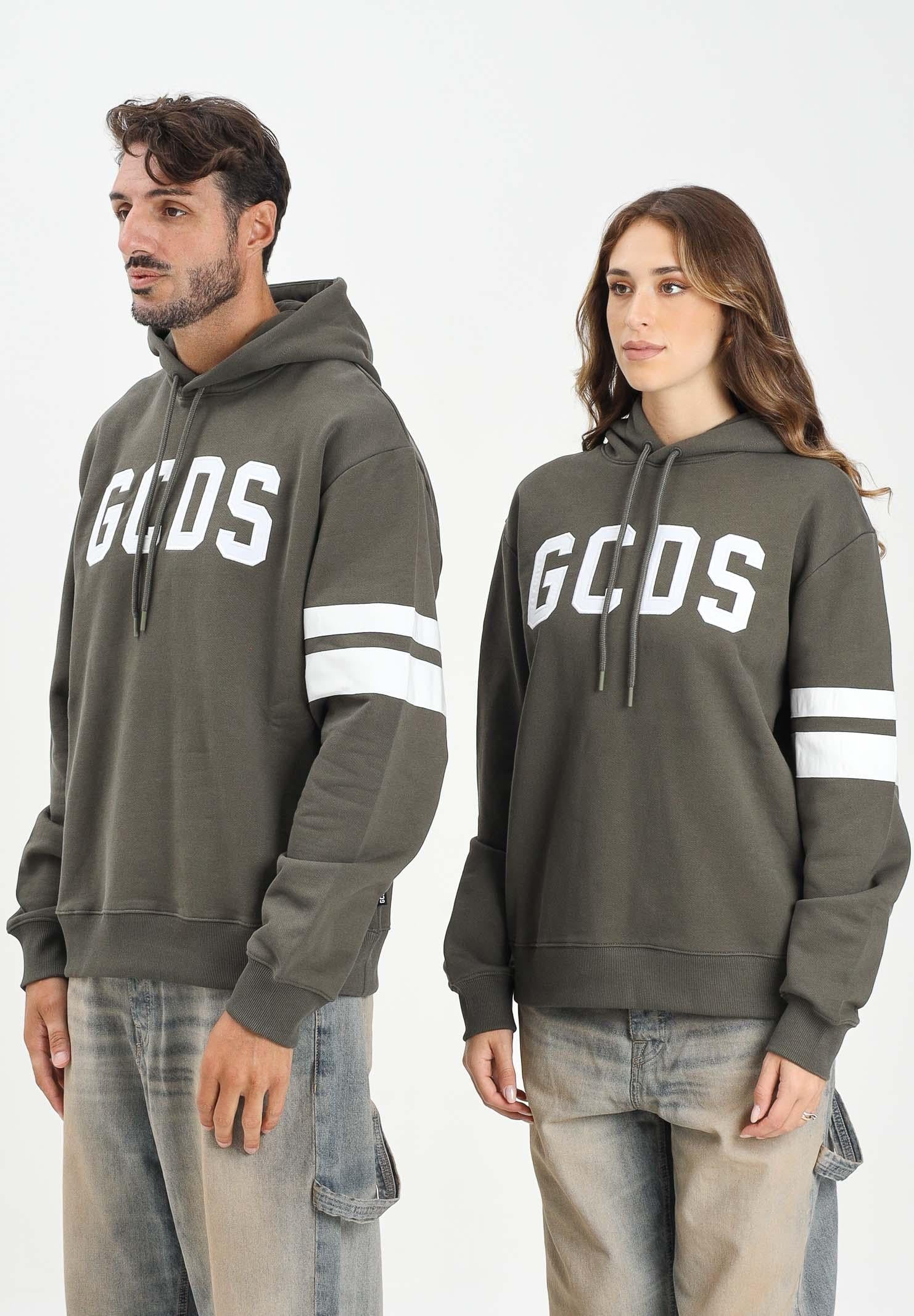 GCDS Felpa con cappuccio verde militare per uomo e donna con logo e bande a contrasto B1XM1901JI0 88 GCDS