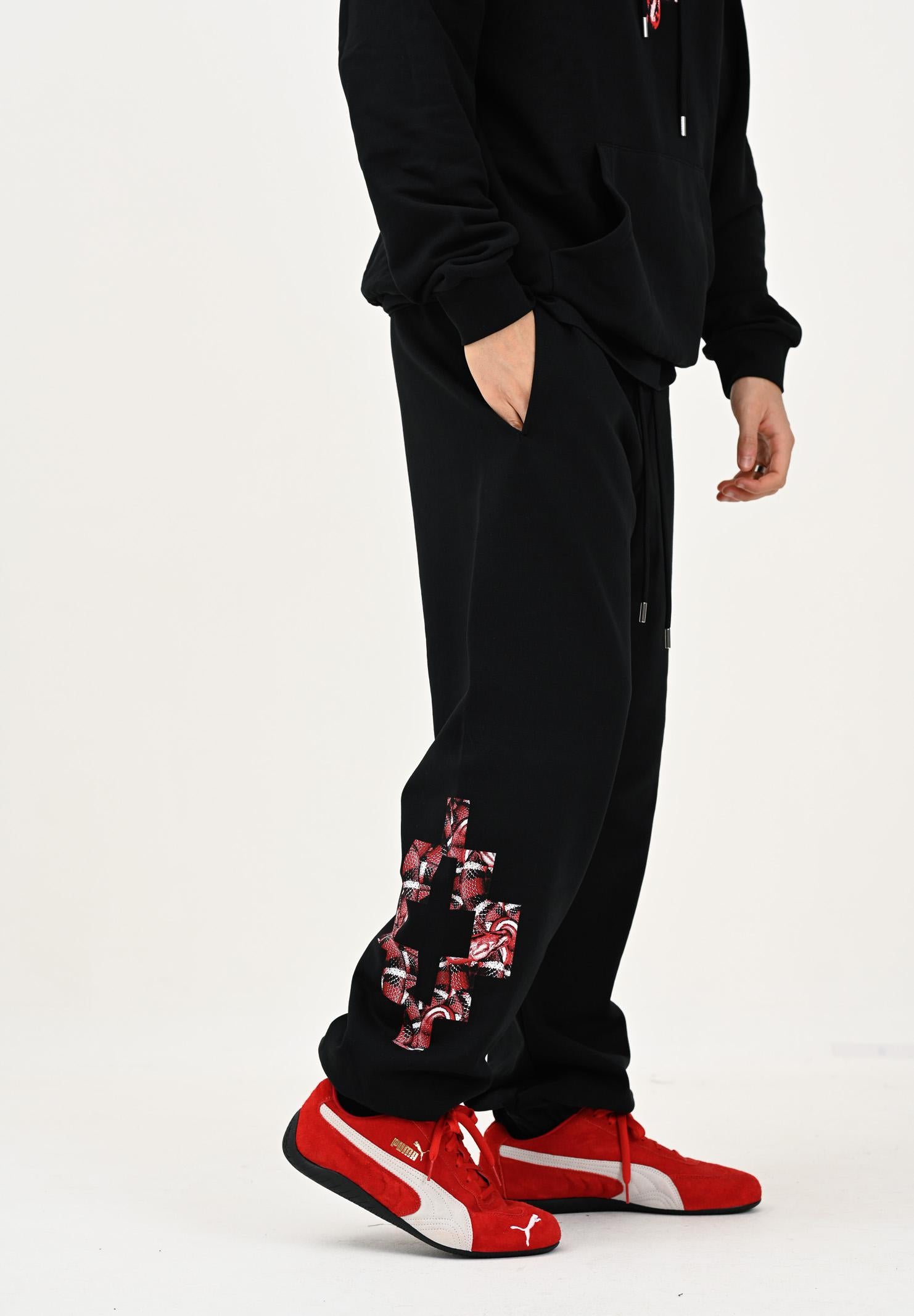 MARCELO BURLON COUNTY OF MILAN Pantalone sportivo nero da uomo con stampa F5CAMAFP036 110 MARCELO BURLON COUNTY OF MILAN