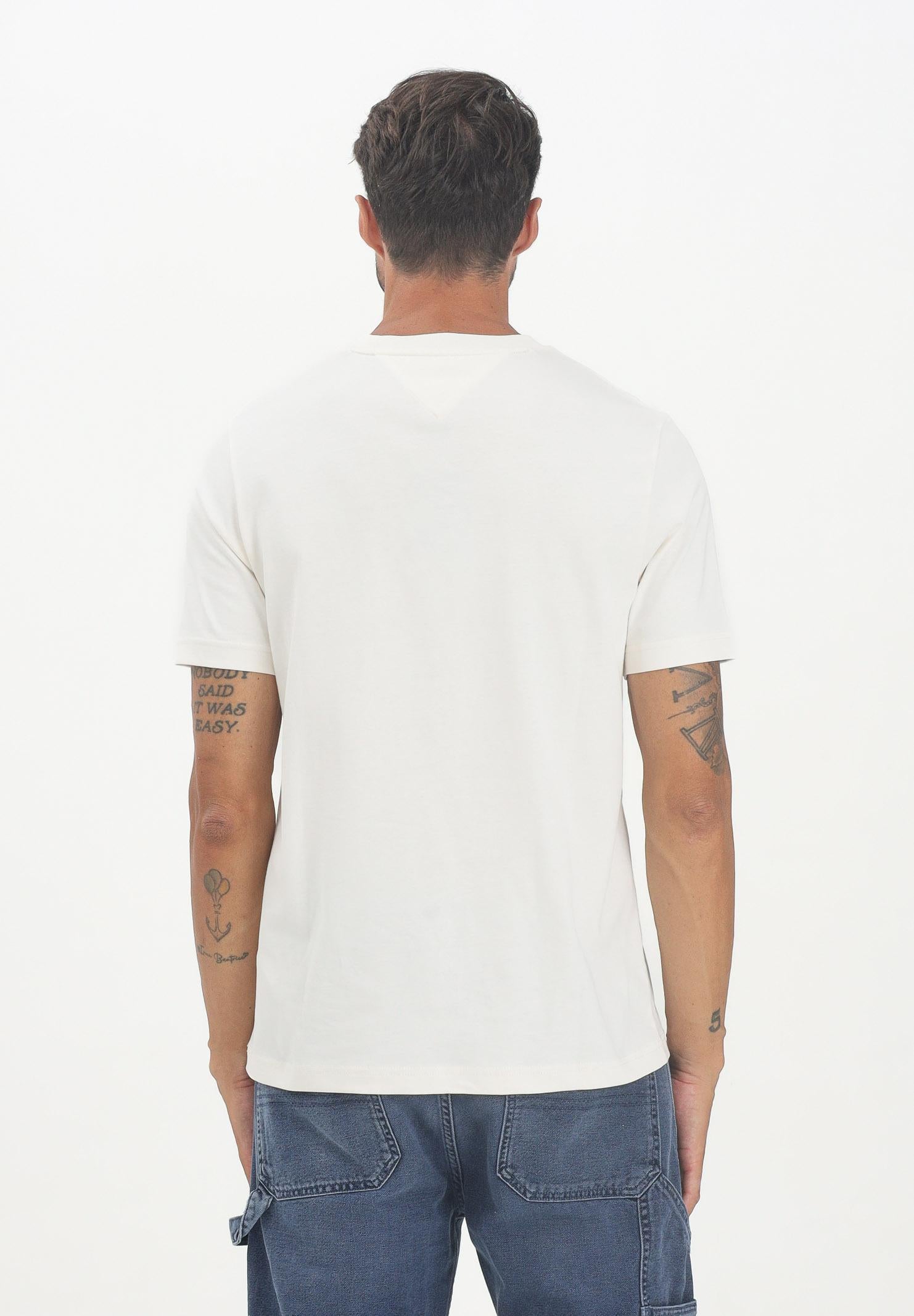 TOMMY HILFIGER T-shirt a manica corta panna da uomo con applicazione di lettere Athleisure MW0MW39364Z00 . TOMMY HILFIGER