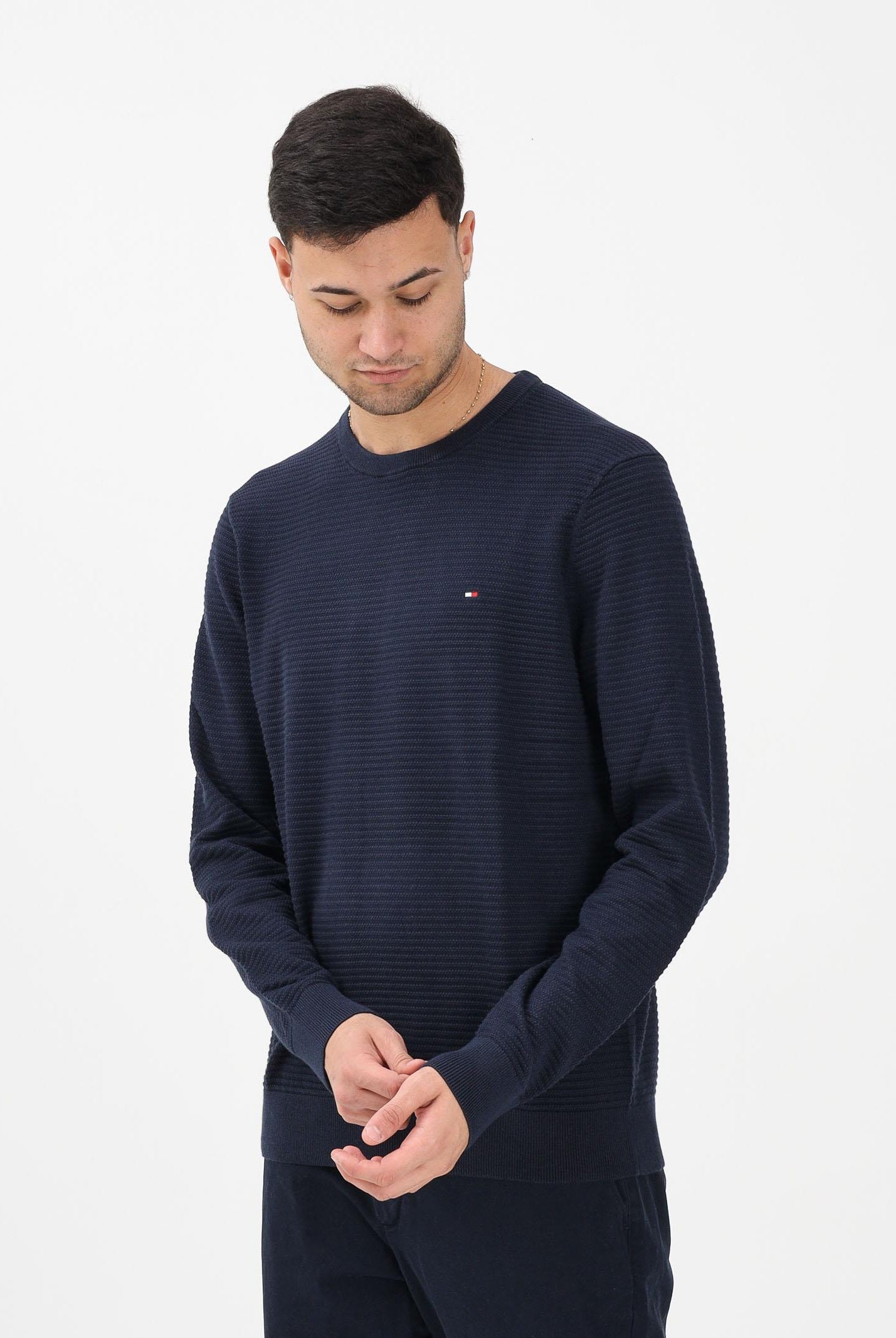 TOMMY HILFIGER Maglioncino girocollo blu da uomo caratterizzato da lavorazione a maglia tramata MW0MW41643 C1G TOMMY HILFIGER