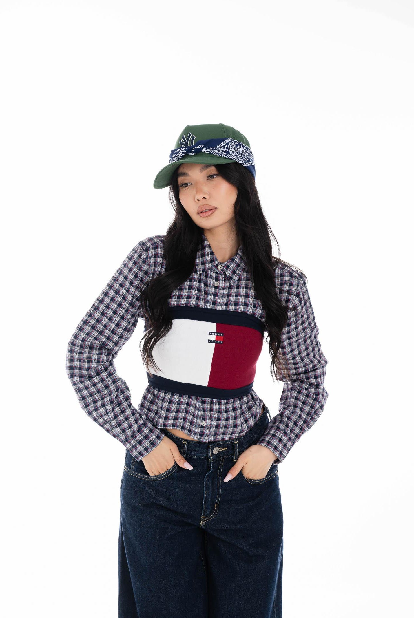 TOMMY JEANS Top caratterizzato dal classico motivo color block nei toni del bianco blu e bordeaux da donna DW0DW22637 VLC TOMMY JEANS