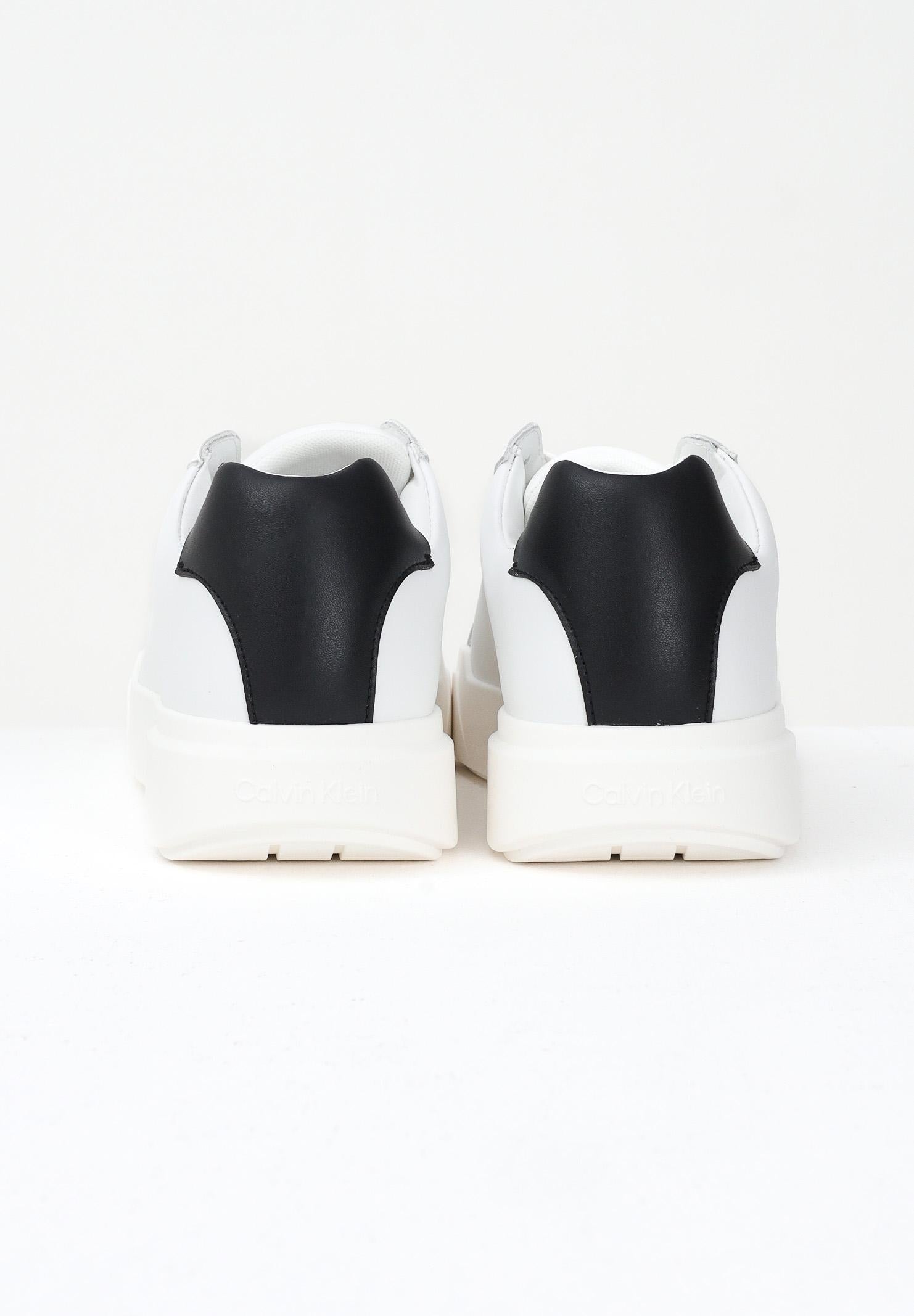 CALVIN KLEIN JEANS Sneakers bianche da uomo con logo e inserto nero YM0YM0134401W . CALVIN KLEIN JEANS