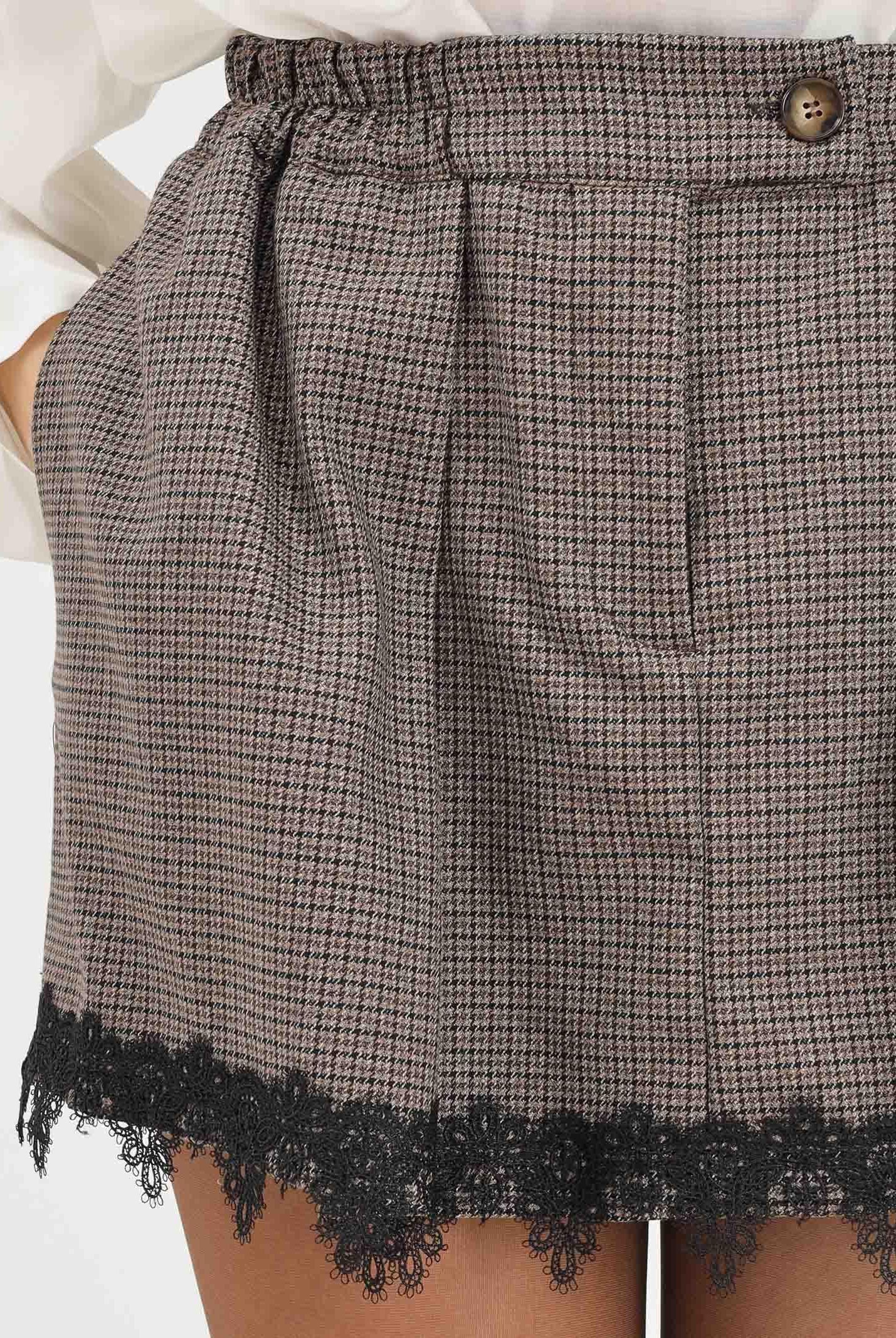 VICOLO Gonna corta da donna realizzata in tessuto principe di Galles nei toni del marrone e nero TF1473 SC VICOLO