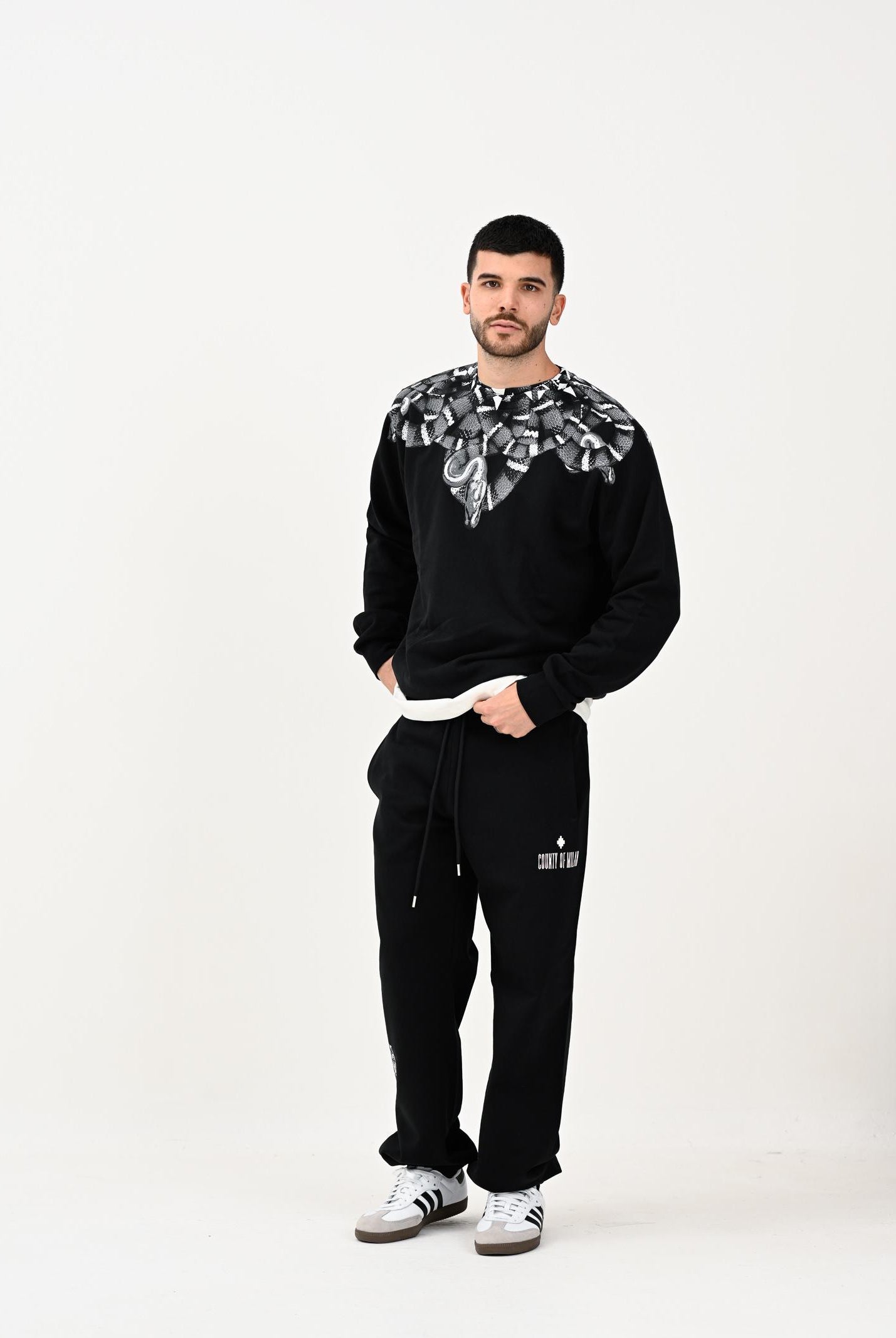 MARCELO BURLON COUNTY OF MILAN Pantalone sportivo nero da uomo con stampa F5CAMAFP044 110 MARCELO BURLON COUNTY OF MILAN