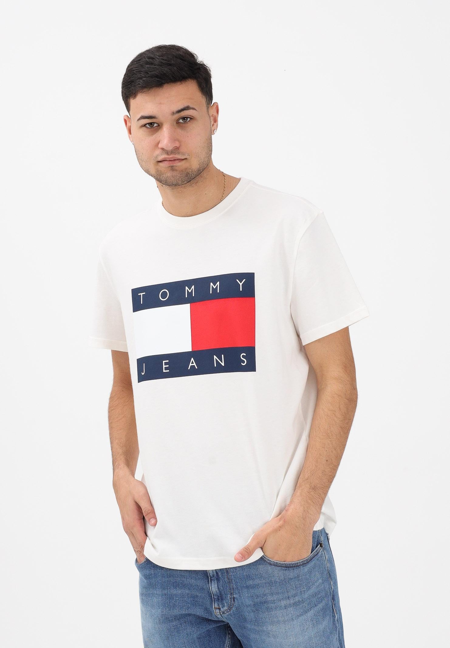 TOMMY JEANS T-shirt a manica corta Flag Badge panna da uomo DM0DM22645 YBH TOMMY JEANS
