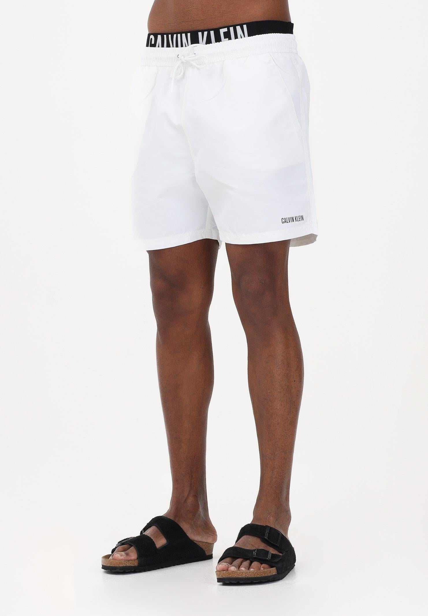 CALVIN KLEIN Shorts mare bianco da uomo con elastico logato LV00N61015 100 CALVIN KLEIN