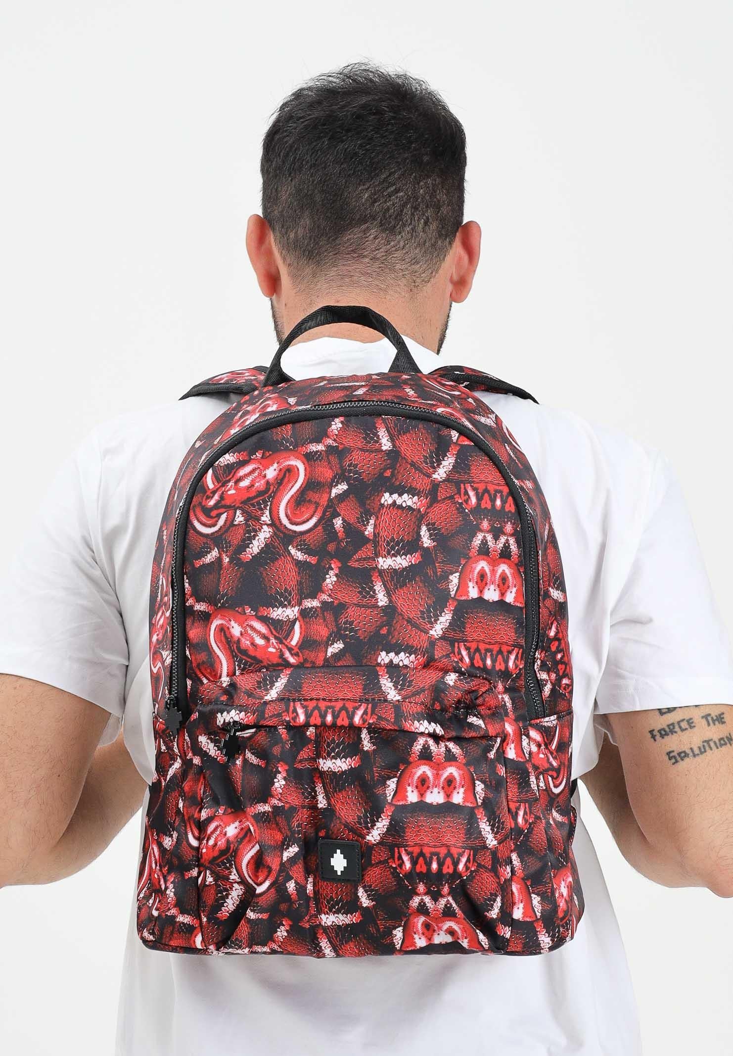 MARCELO BURLON COUNTY OF MILAN Zaino rosso per uomo e donna in tessuto tecnico con stampa all-over COMAF250112 . MARCELO BURLON COUNTY OF MILAN