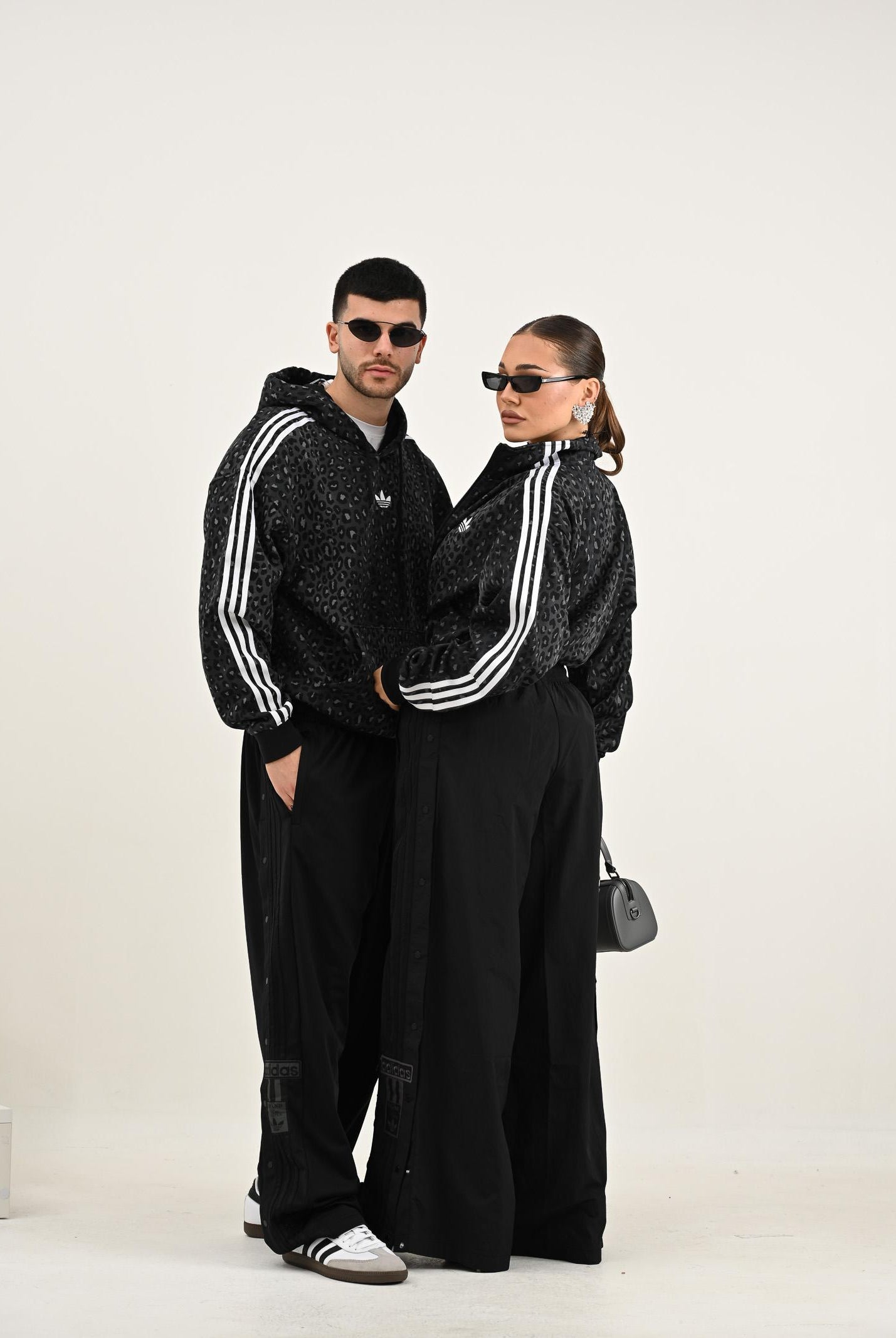 ADIDAS ORIGINALS Felpa con cappuccio Leo All Over Print Loose nera da donna JV7561 ADIDAS ORIGINALS