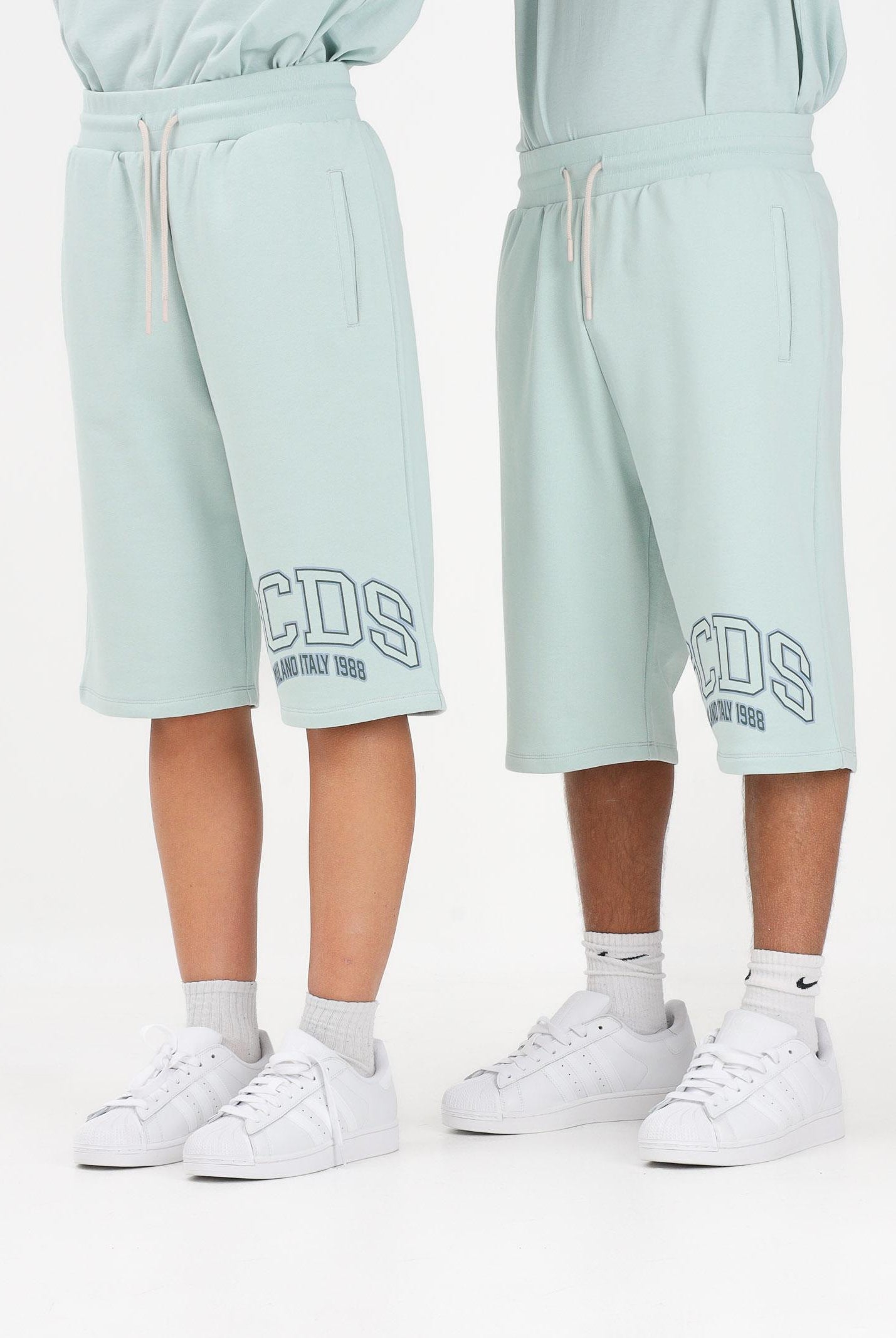 GCDS Shorts sportivo verde acqua per uomo e donna con stampa logo C1MEQL216F004 818G GCDS