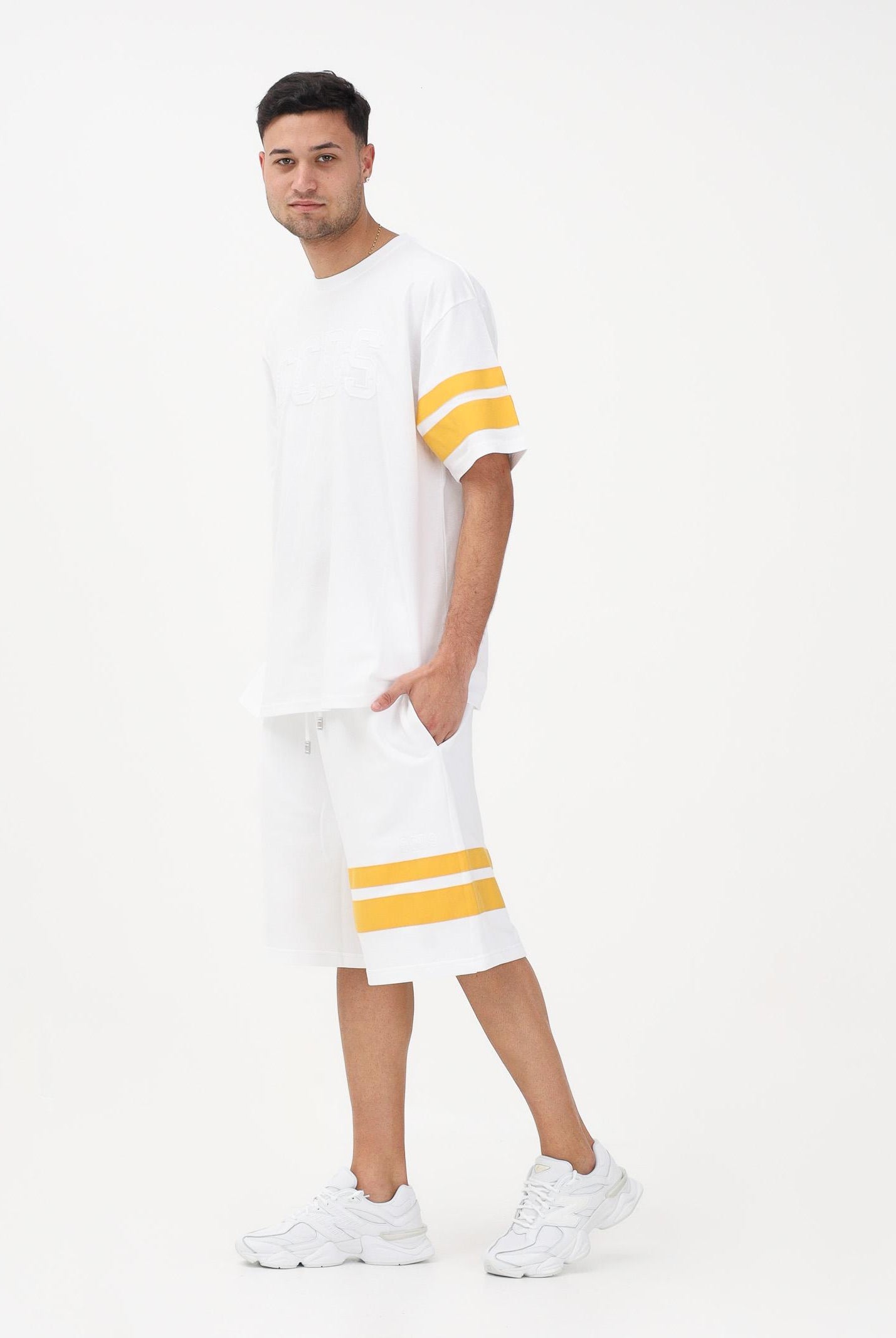 GCDS Shorts sportivo bianco per uomo e donna con dettagli a contrasto Z0MLQL229F004 100Y GCDS