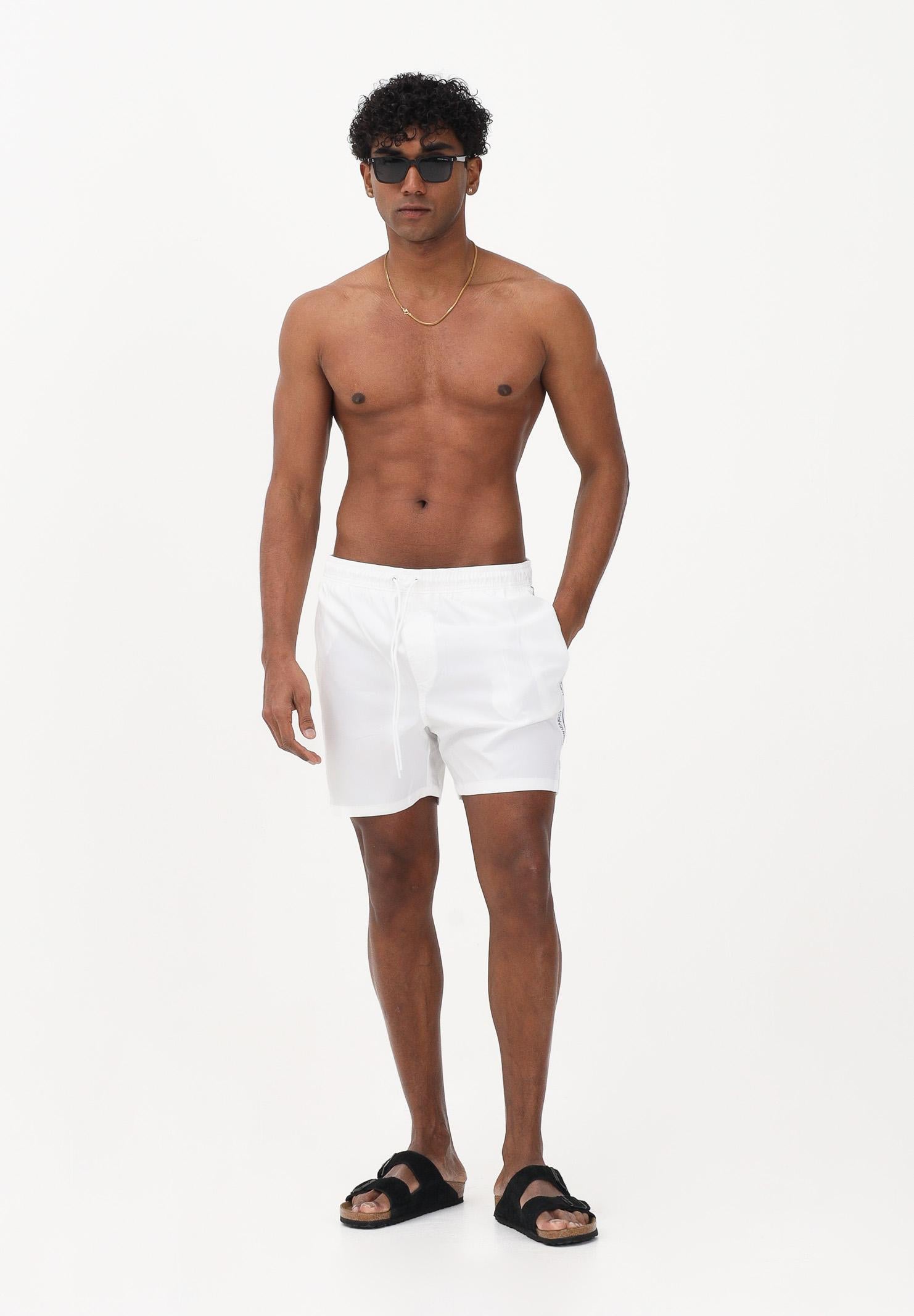 CALVIN KLEIN Shorts mare bianco da uomo arricchito da banda laterale con logo LV00N61002 100 CALVIN KLEIN