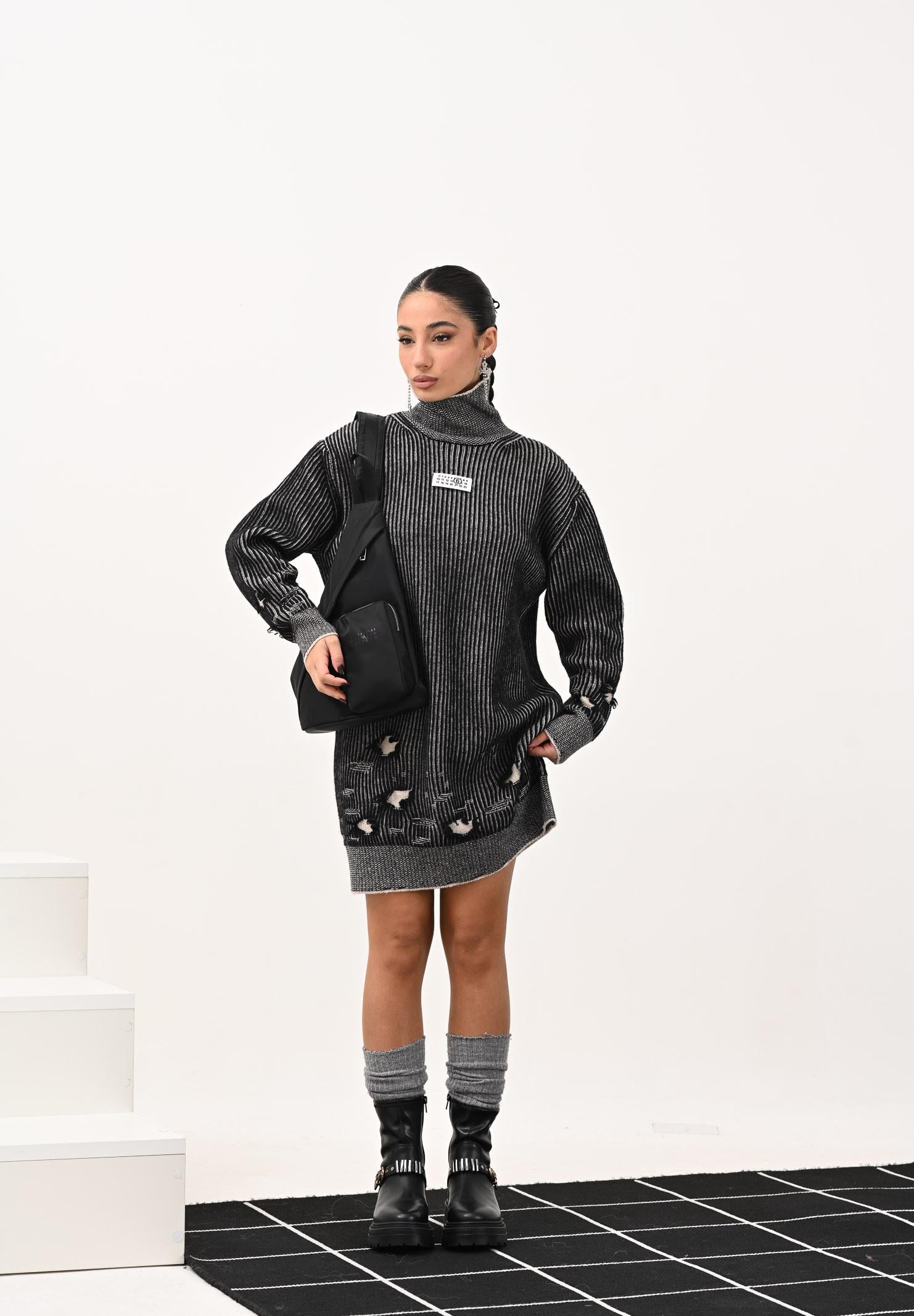 MAISON MARGIELA Abito corto nero per donna e bambina con sottili righe e patch logo M60847MM06K M6C39 MAISON MARGIELA