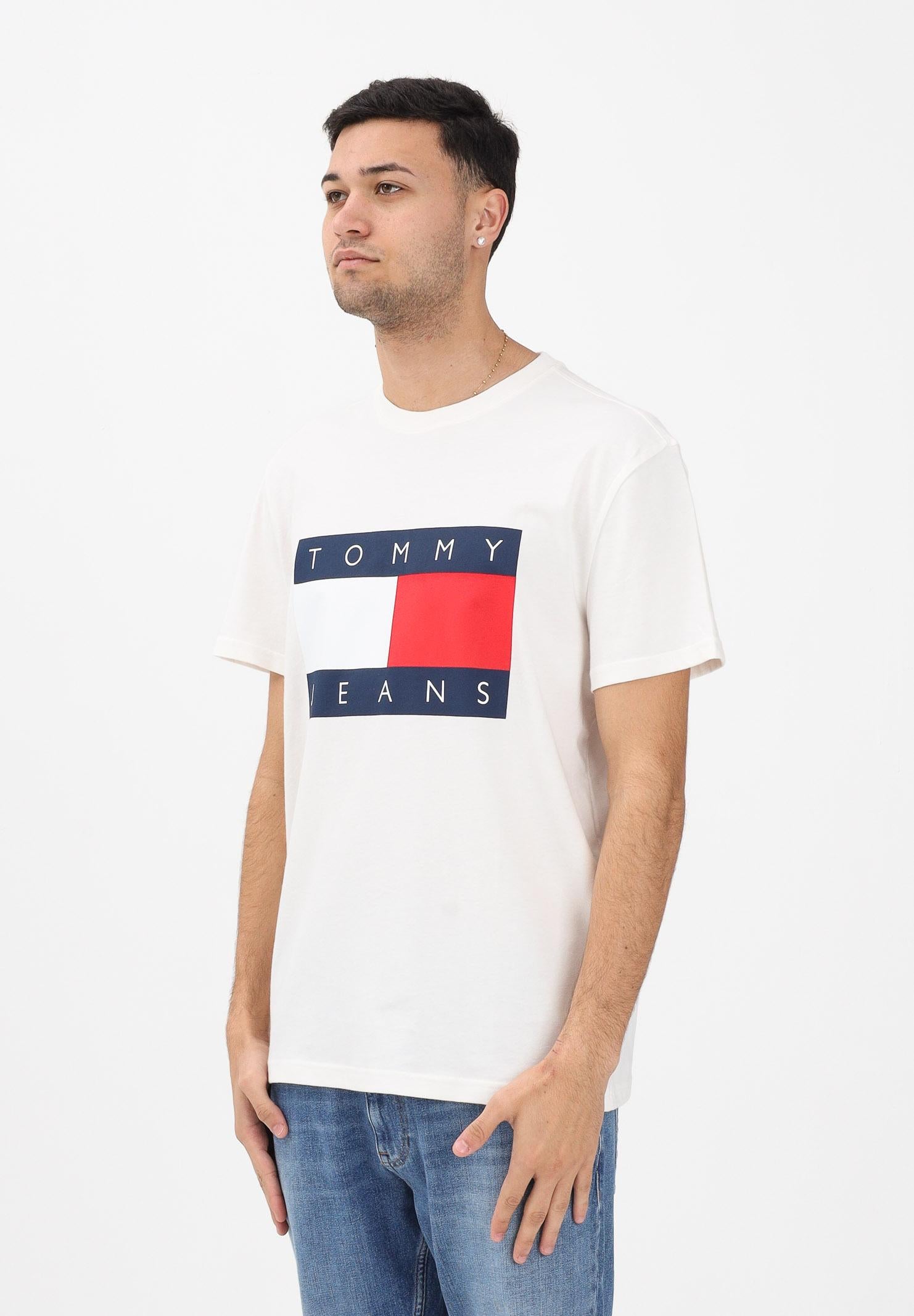 TOMMY JEANS T-shirt a manica corta Flag Badge panna da uomo DM0DM22645 YBH TOMMY JEANS