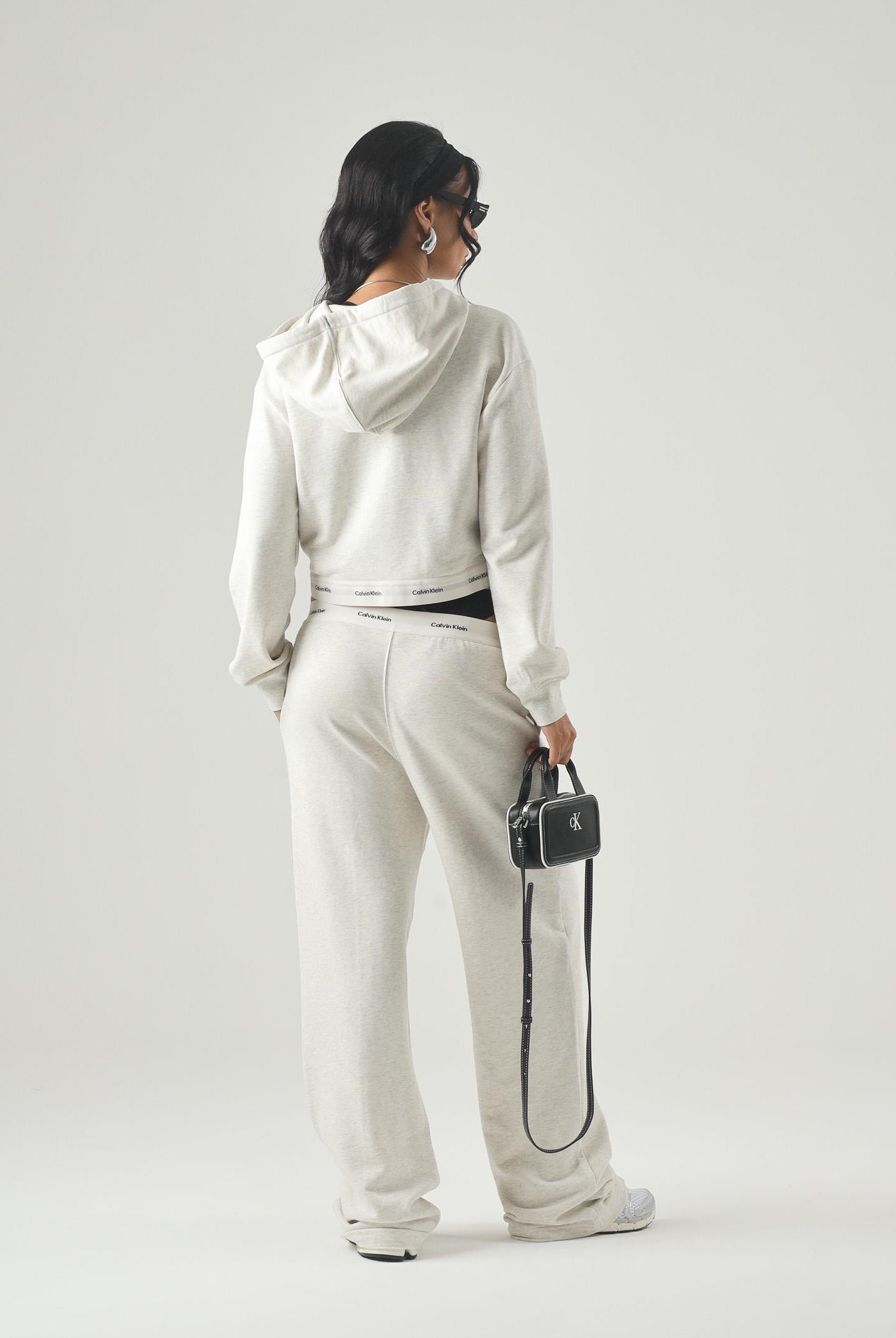 CALVIN KLEIN JEANS Felpa cropped con cappuccio LS Terry Logo Waist Cropped Full-Zip, da donna. LV047G252G P4P CALVIN KLEIN JEANS