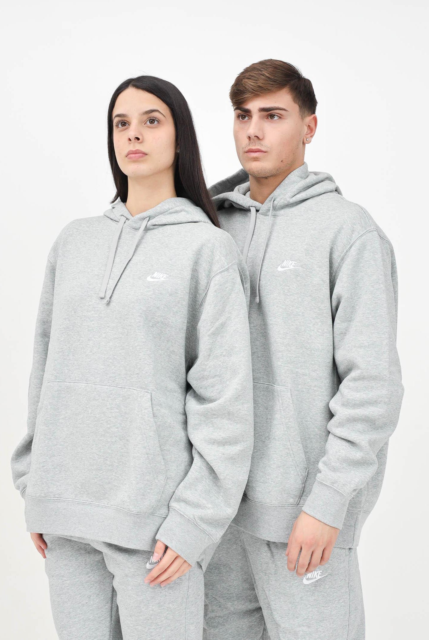 Felpa con cappuccio Nike Sportswear Club Fleece grigia per uomo e donna BV2654 063 NIKE