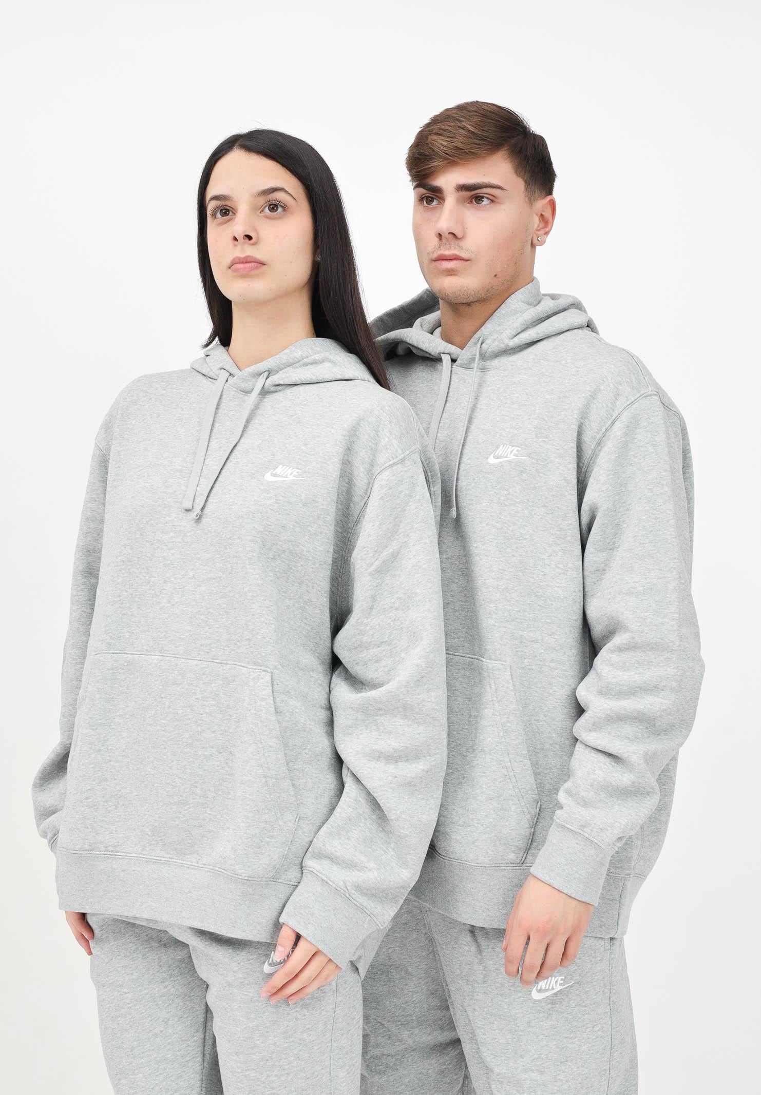 Felpa con cappuccio Nike Sportswear Club Fleece grigia per uomo e donna BV2654 063 NIKE