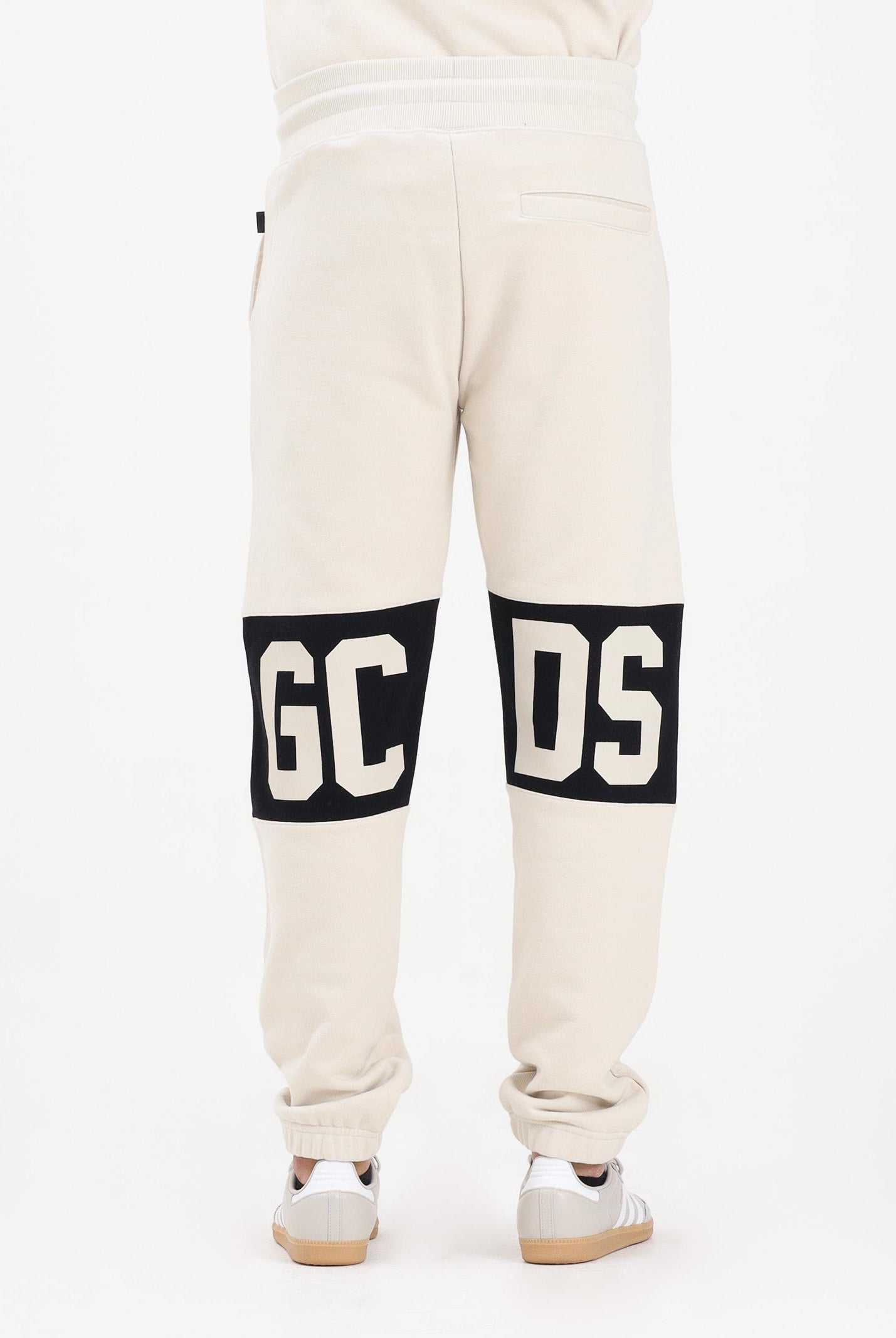 GCDS Pantalone sportivo panna per uomo e donna con banda logo a contrasto B1XM3001JD1 09 GCDS