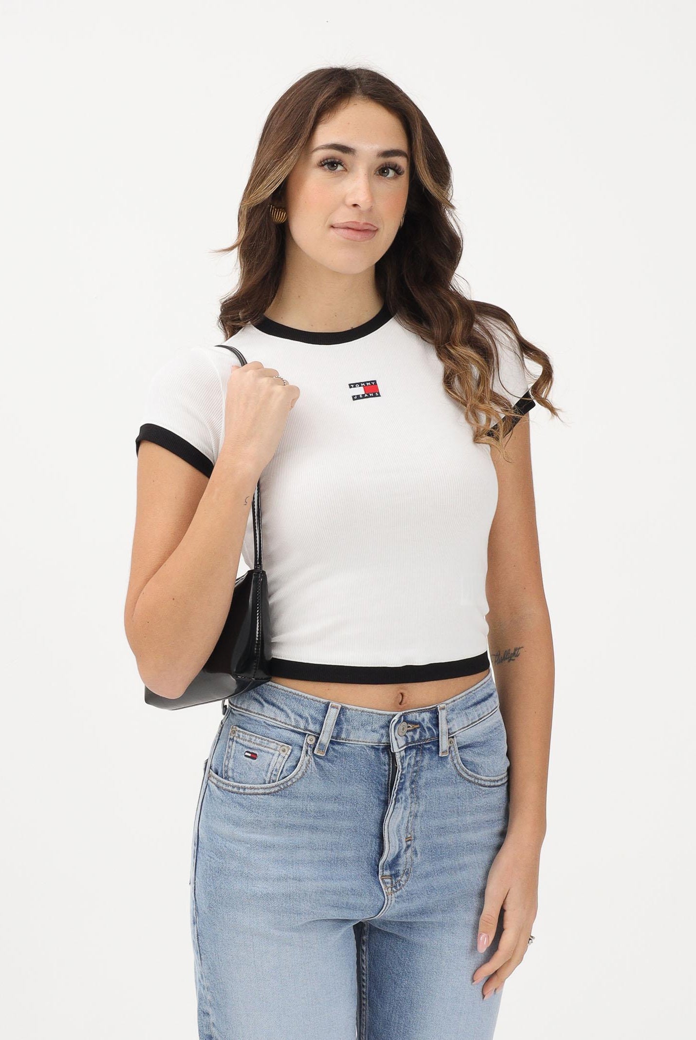 TOMMY JEANS T-shirt a manica corta bianca da donna con logo e finiture a contrasto DW0DW22575 YBL TOMMY JEANS