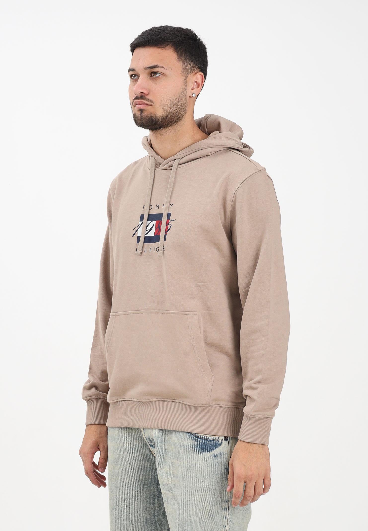 TOMMY HILFIGER Felpa con cappuccio beige da uomo rifinita da stampa logo MW0MW41332AFE TOMMY HILFIGER