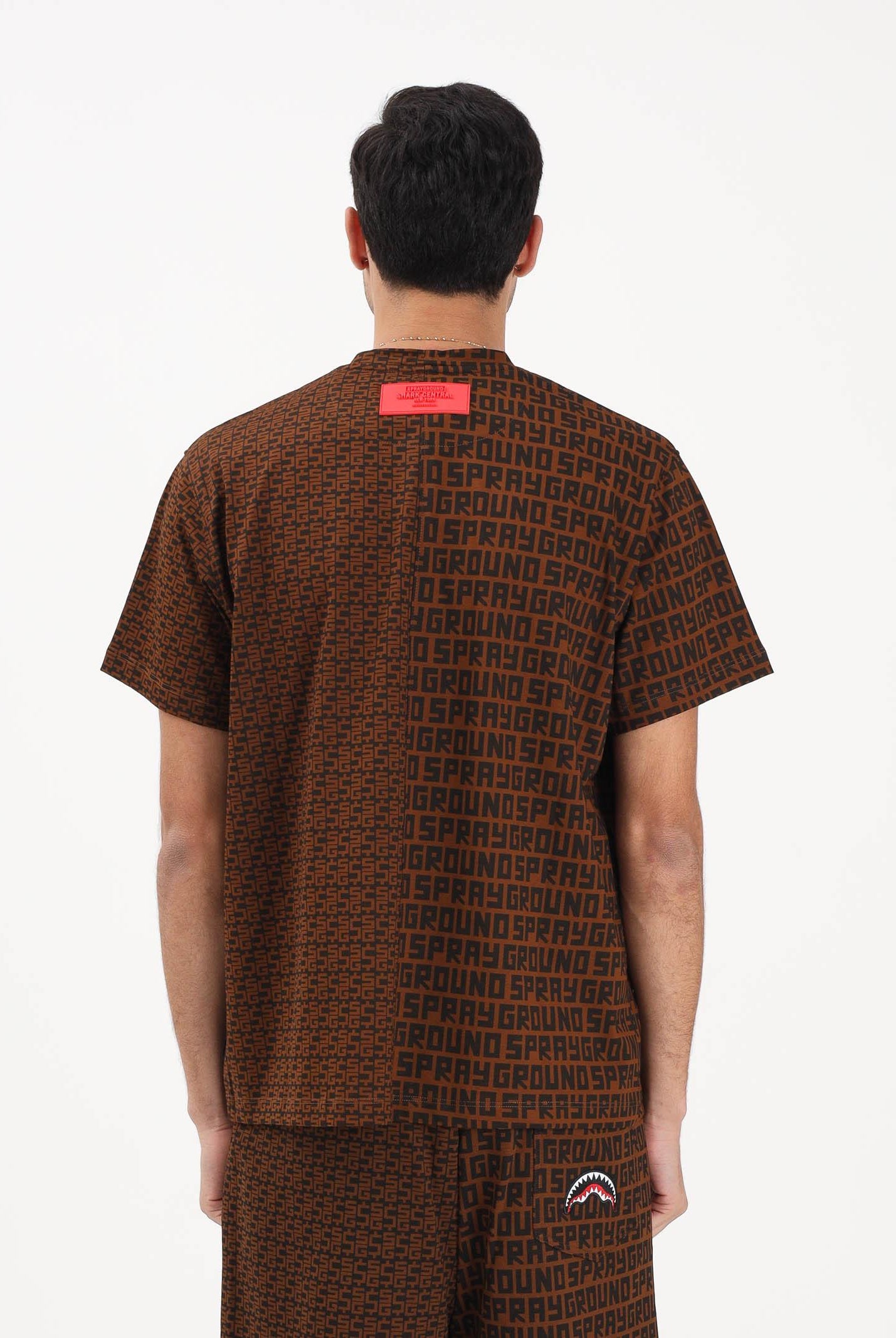 SPRAYGROUND T-shirt a manica corta marrone da uomo con doppia fantasia SP839 . SPRAYGROUND