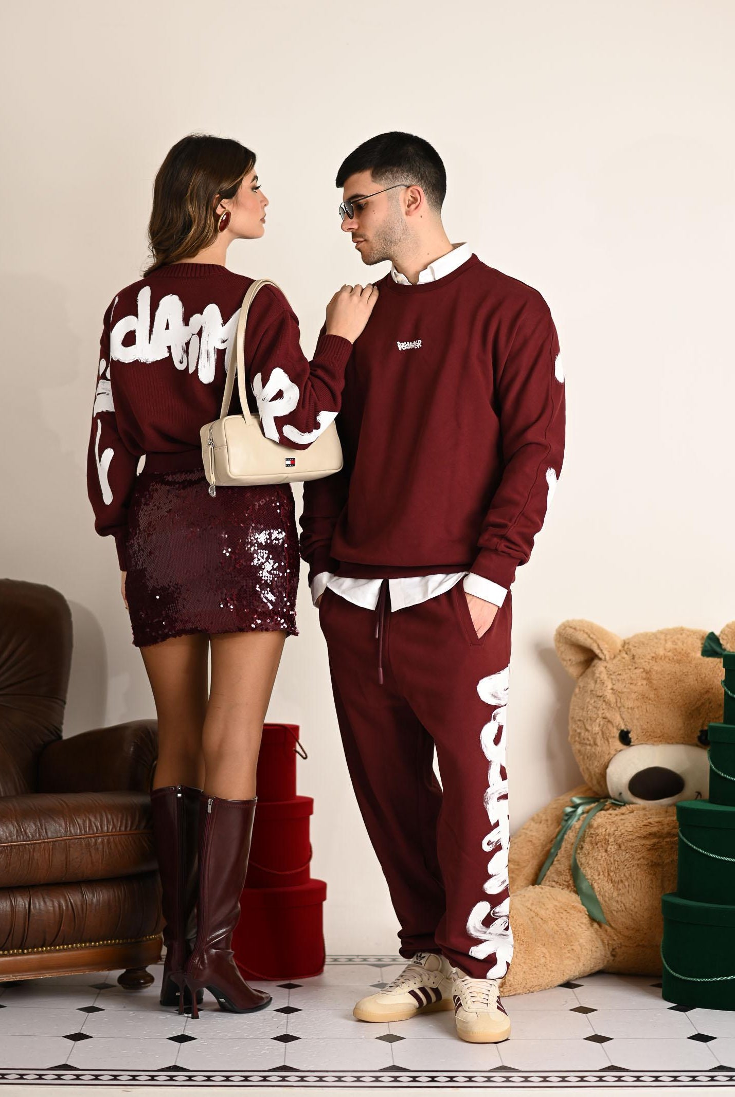 DISCLAIMER Maglioncino girocollo bordeaux da uomo con stampa logo 25IDS55116 BO DISCLAIMER