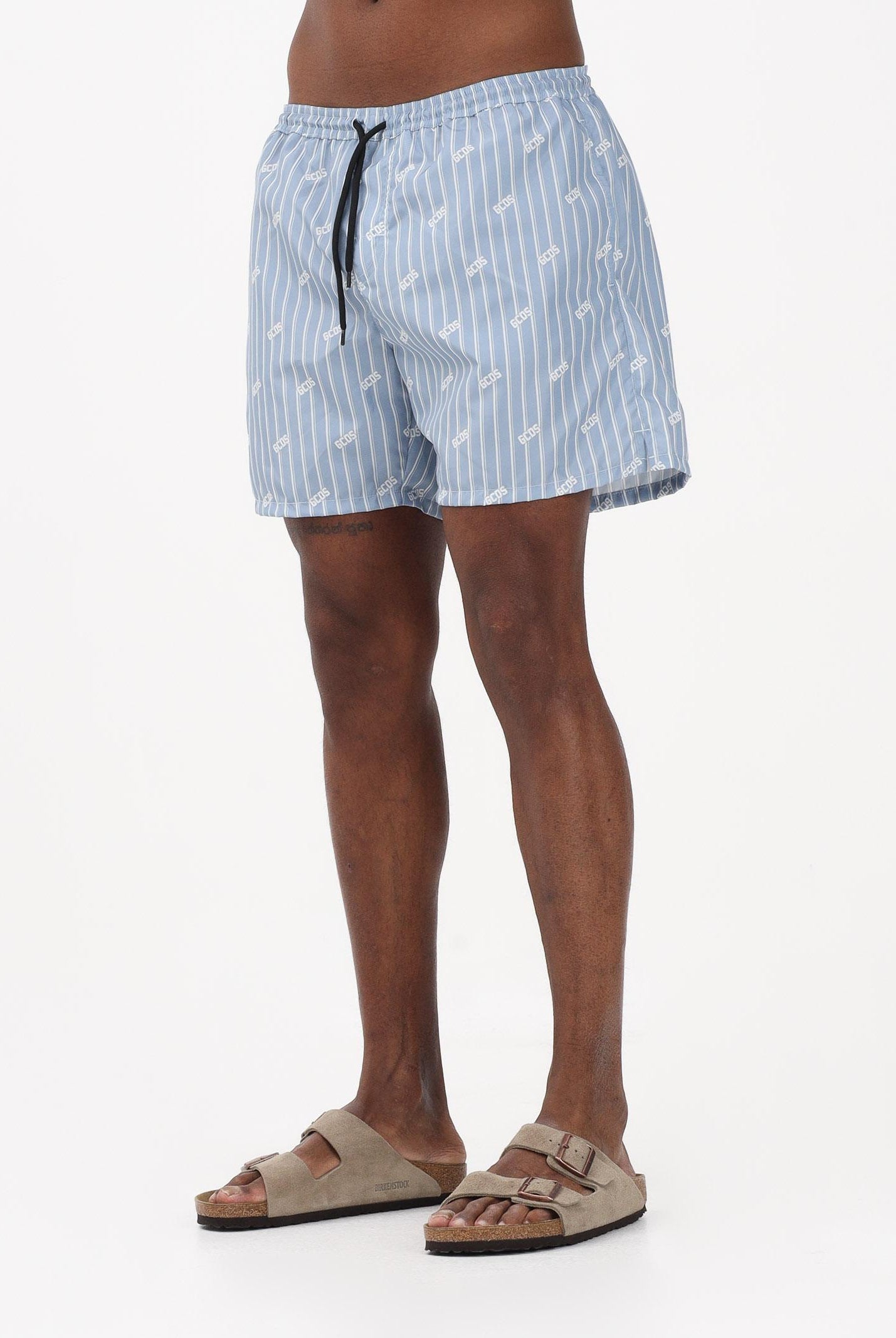 GCDS Shorts mare celeste da uomo con stampa rigata e logo all-over C1MWQS252T015 733A GCDS