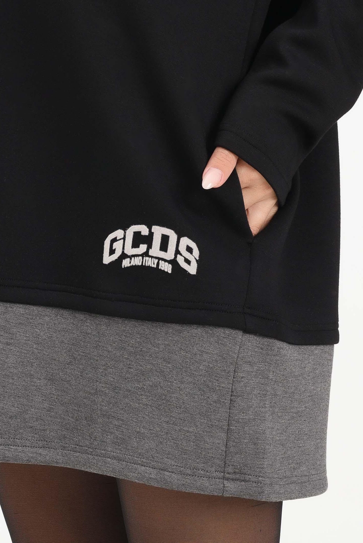 GCDS Abito corto nero da donna con ricamo logo sul retro B2EW1001JJ3 99 GCDS