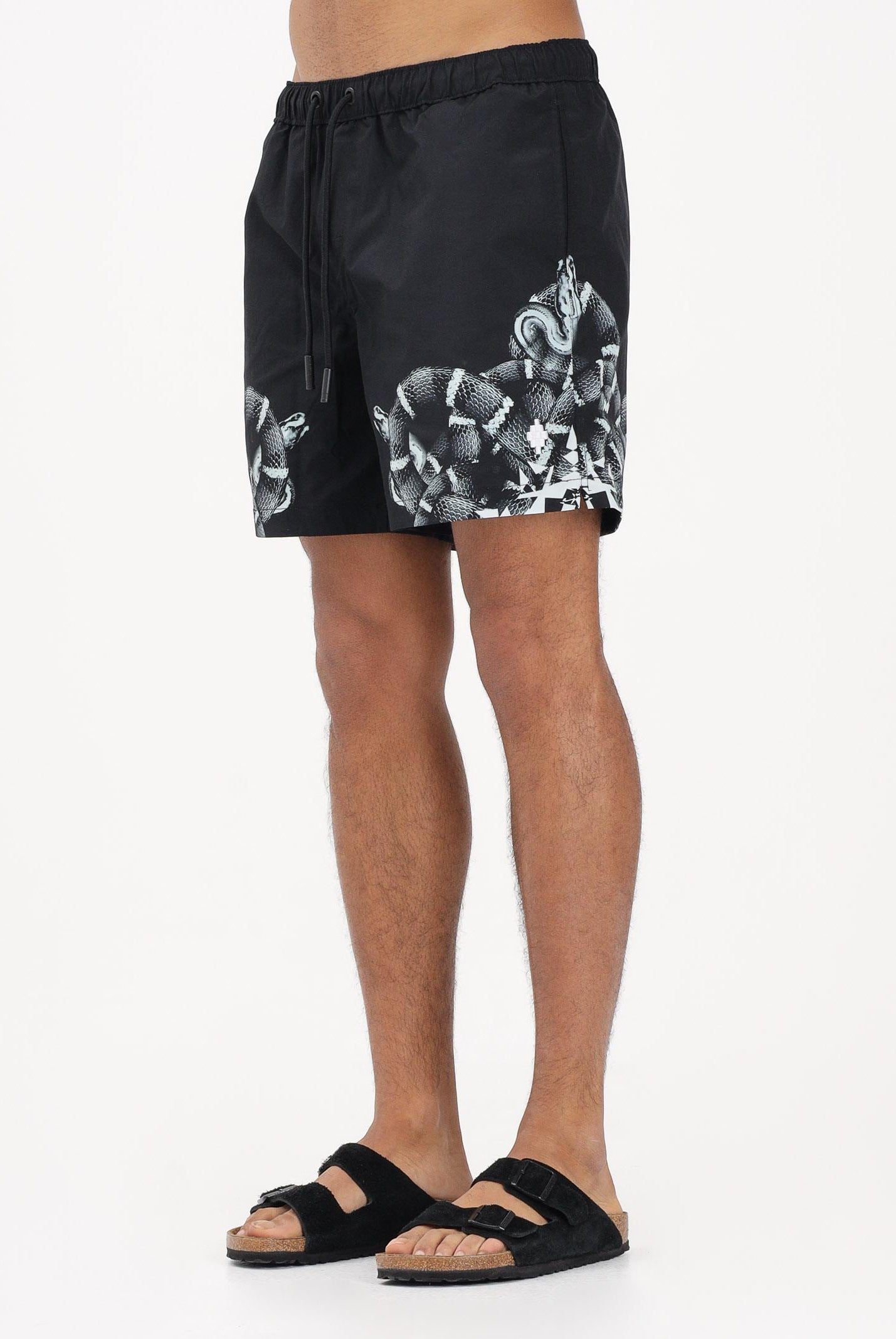 MARCELO BURLON COUNTY OF MILAN Shorts mare nero da uomo con stampa COMAS2606510934 . MARCELO BURLON COUNTY OF MILAN