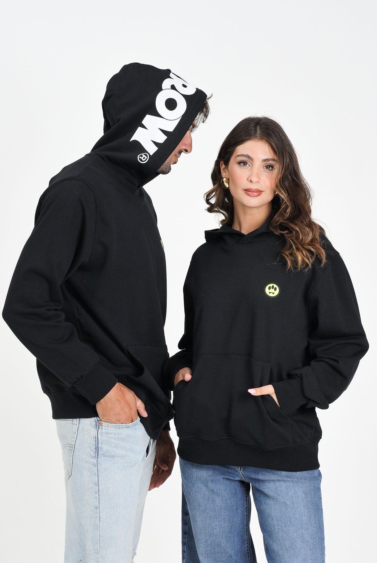 BARROW Felpa nera per uomo e donna con cappuccio logato F5BWUAHS058 110 BARROW