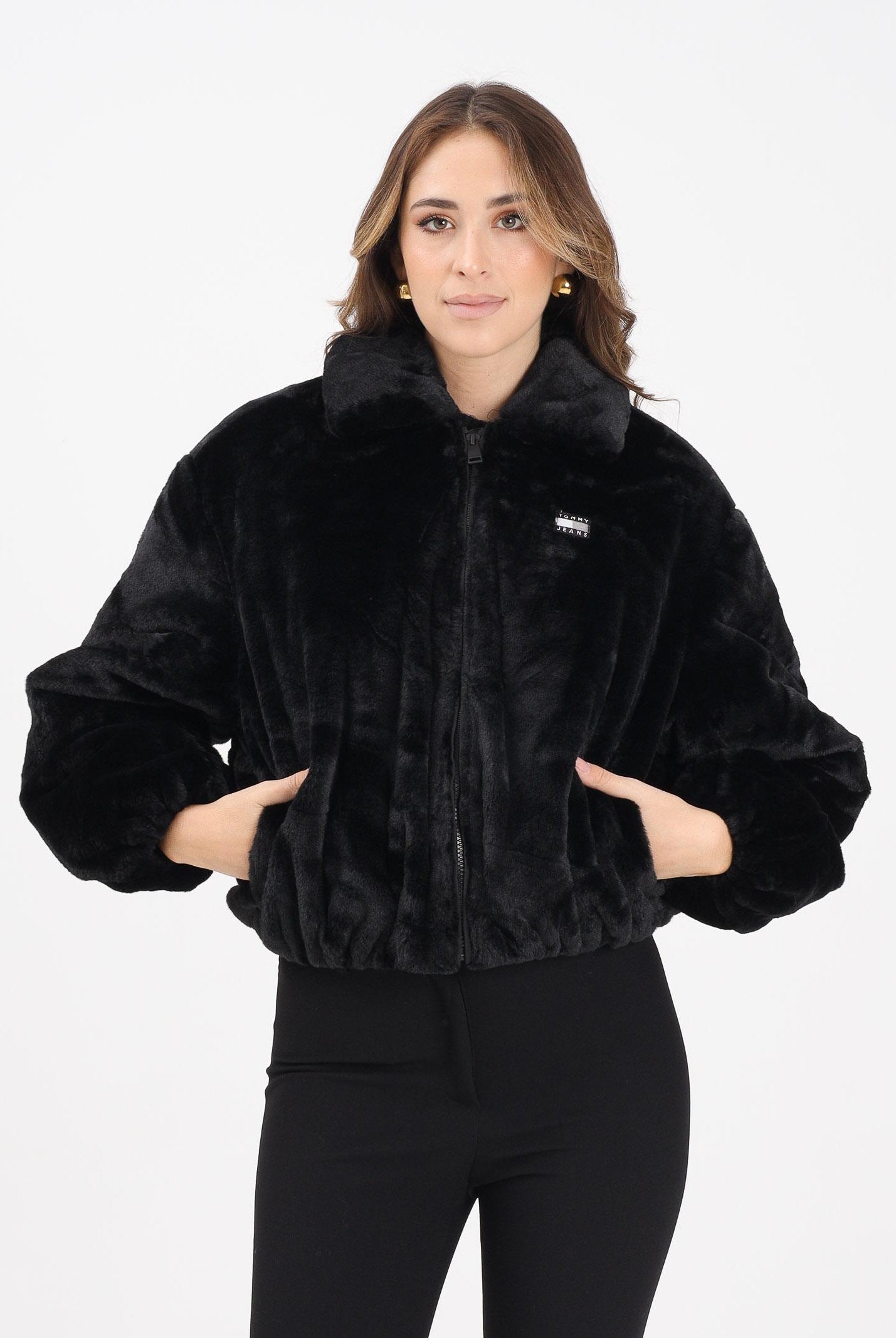 TOMMY JEANS Pelliccia sintetica nera da donna con logo DW0DW21669BDS . TOMMY JEANS